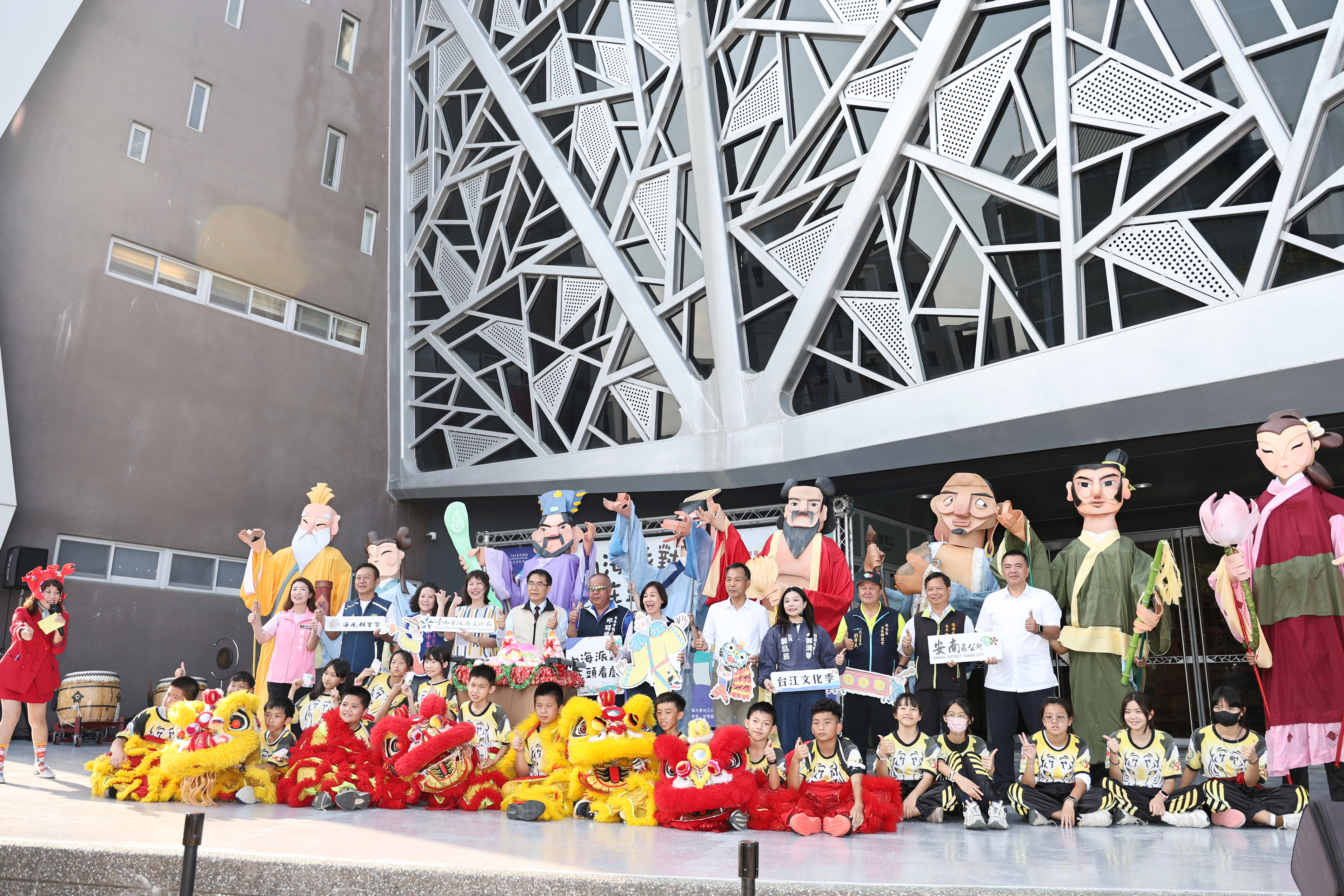 大仙神偶踩街庄頭沸騰 2026台江文化季慶開幕 黃偉哲邀您一起參加「內海派對‧庄頭看戲」