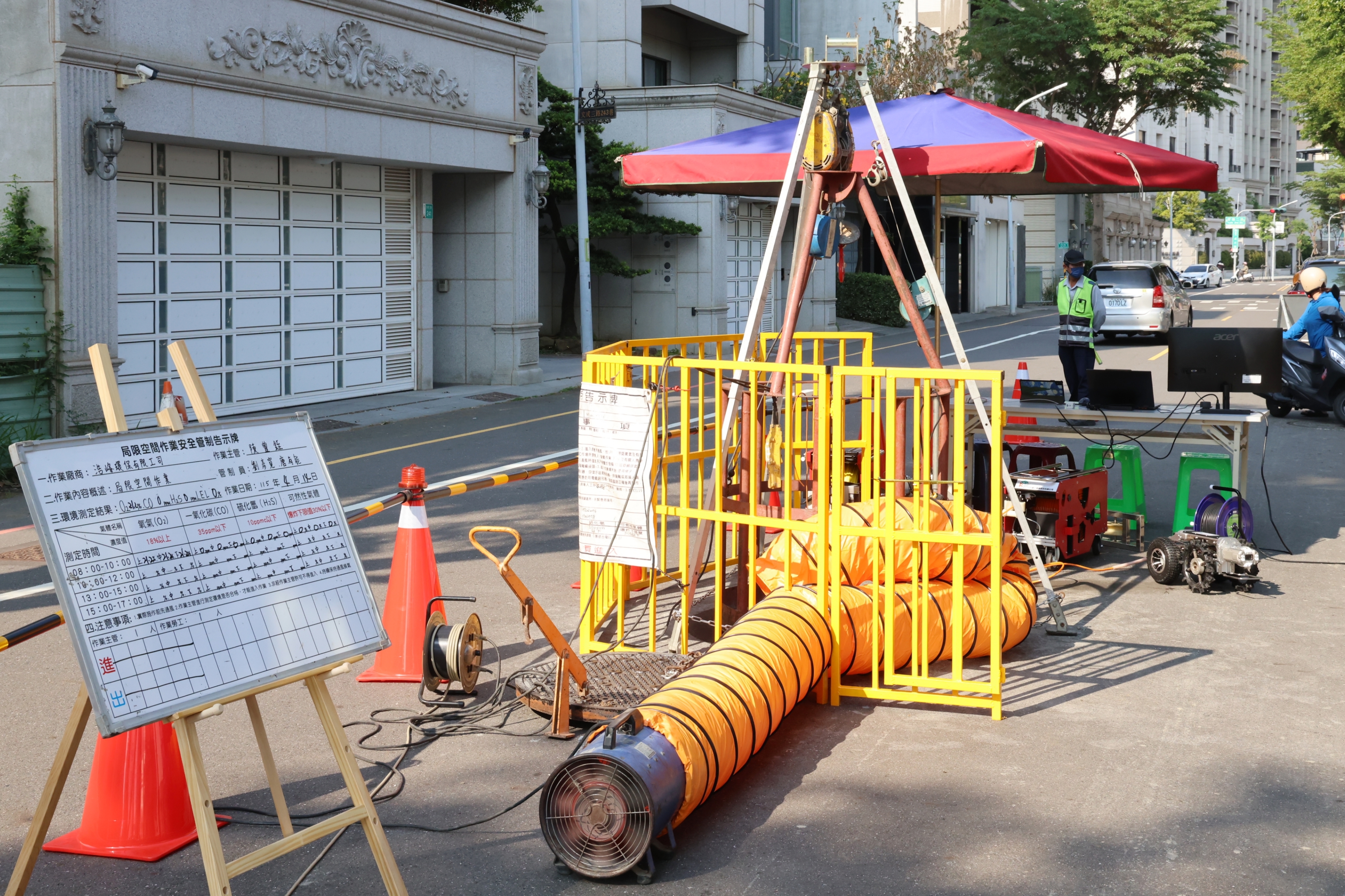 台南結合AI科技防洪   汛期將至黃偉哲操作TV車檢視下水道清淤成效