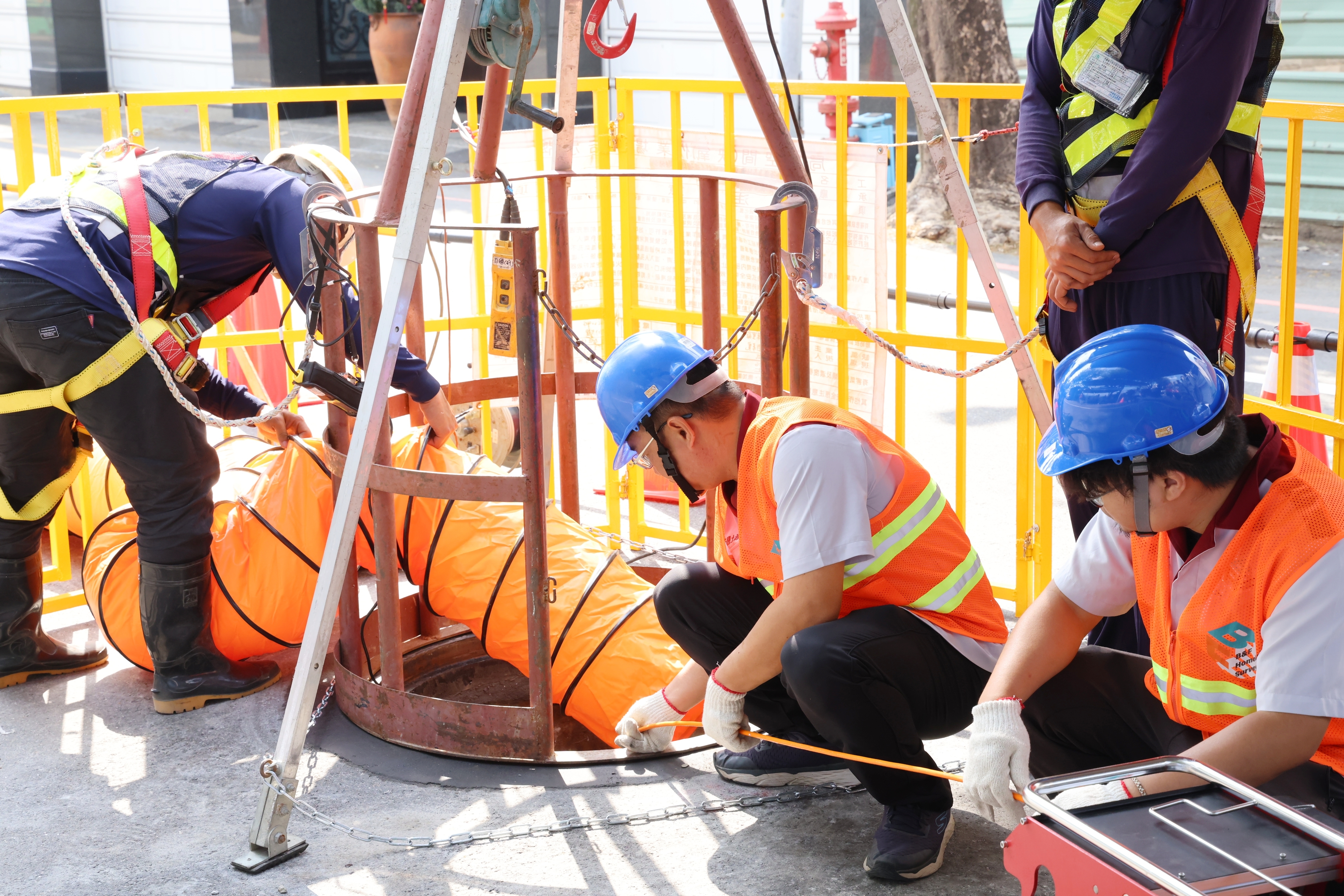 台南結合AI科技防洪   汛期將至黃偉哲操作TV車檢視下水道清淤成效