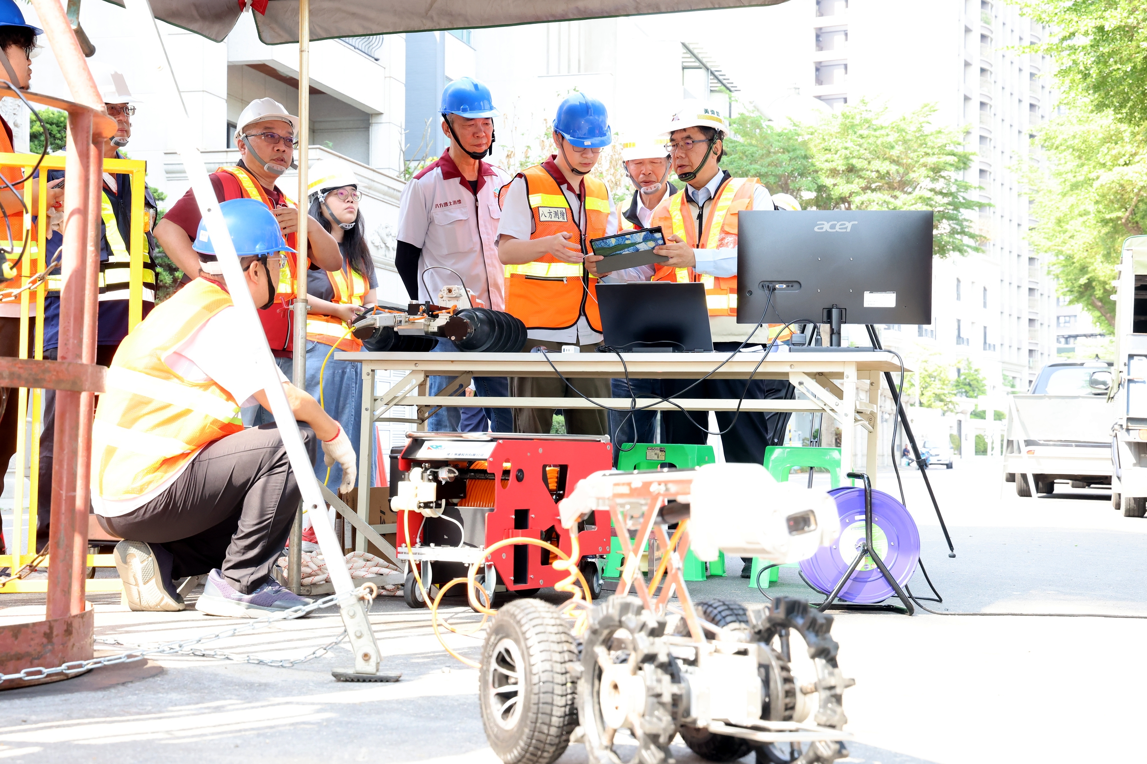 台南結合AI科技防洪   汛期將至黃偉哲操作TV車檢視下水道清淤成效
