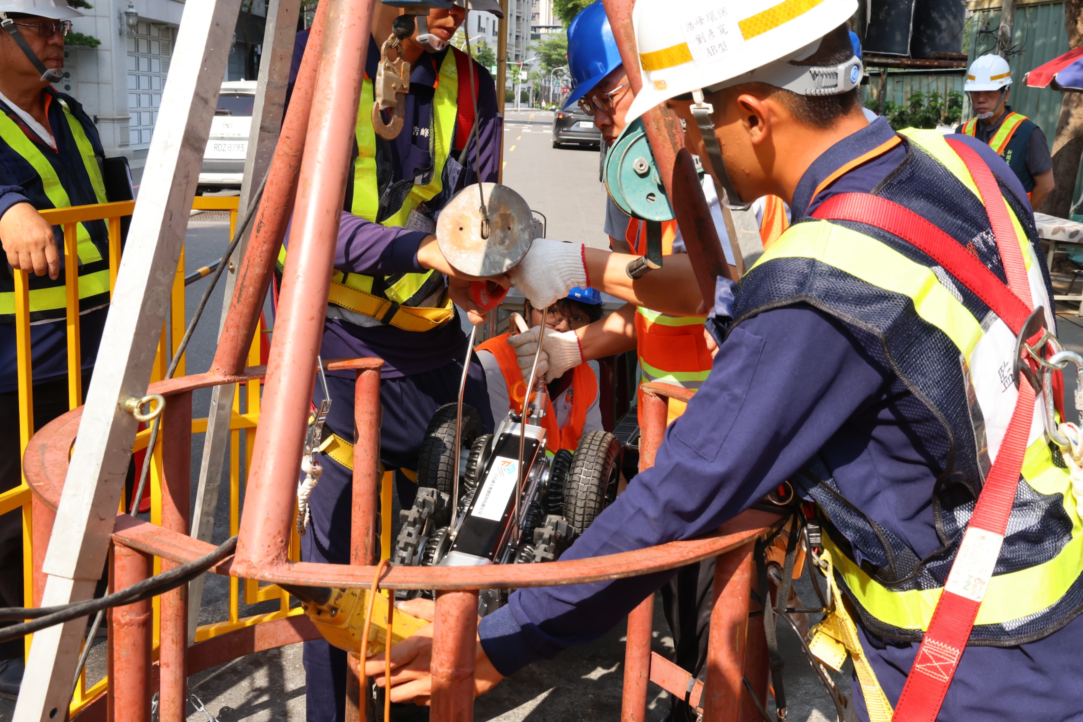 台南結合AI科技防洪   汛期將至黃偉哲操作TV車檢視下水道清淤成效