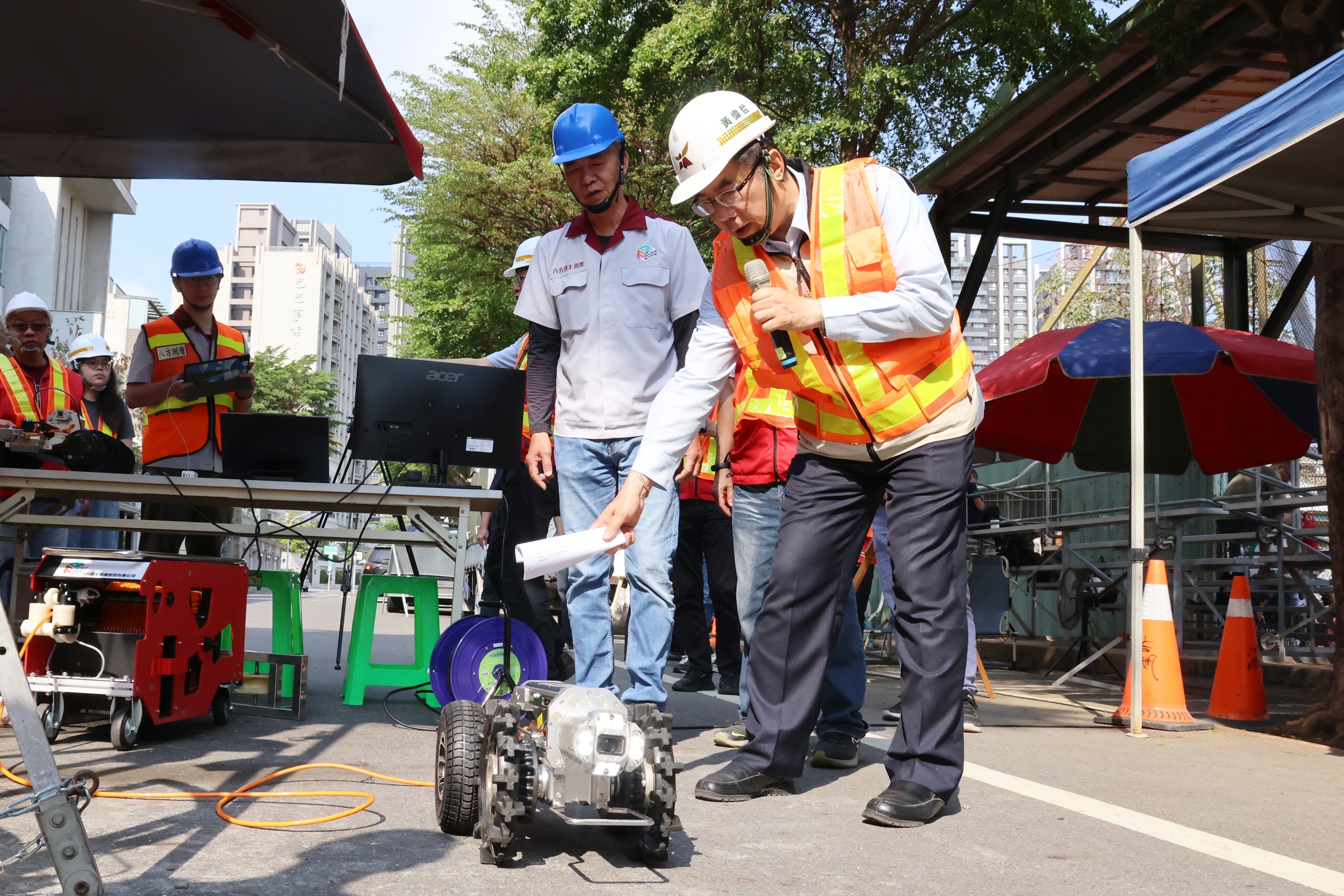 台南結合AI科技防洪   汛期將至黃偉哲操作TV車檢視下水道清淤成效