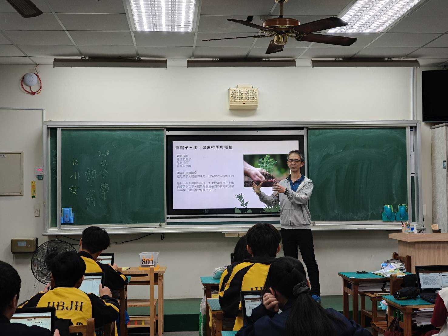 台南師生攜手補植校園樹木 挹注綠意與希望