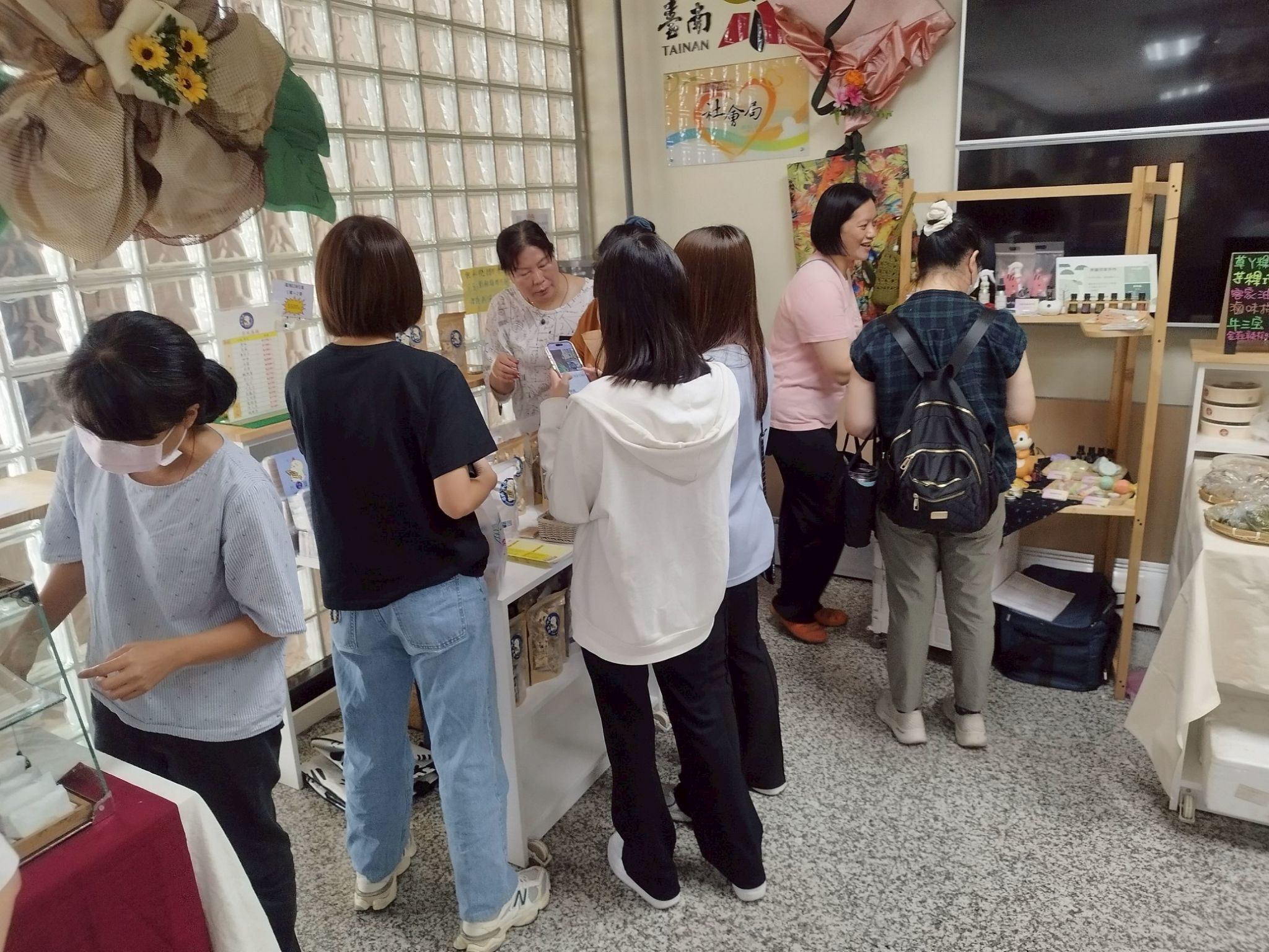 黃偉哲支持女性創業，南市社會局辦理「日日好市．好好市集」深化經濟培力