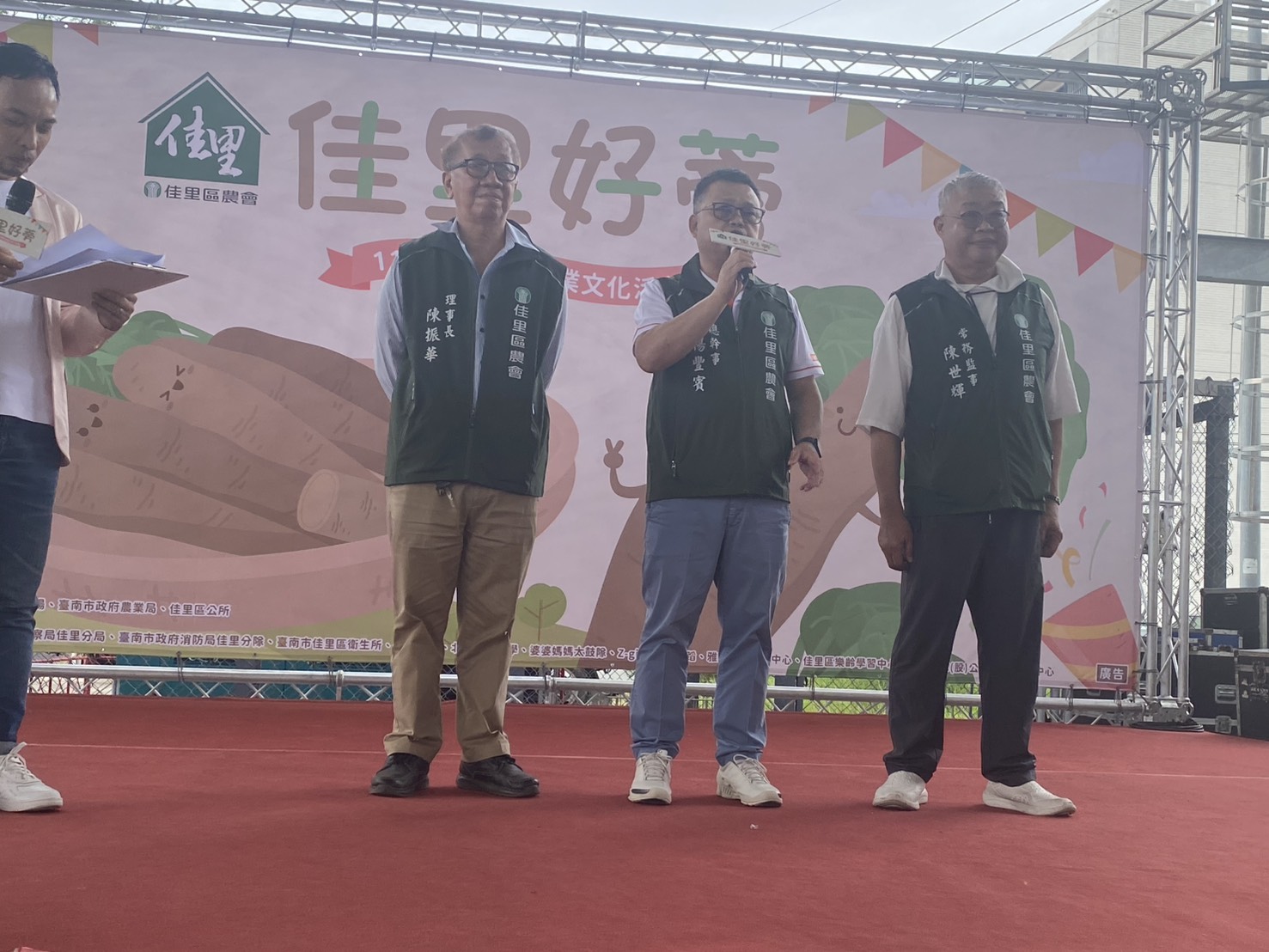 佳里牛蒡產業文化活動熱鬧，民眾踴躍參與體驗採收樂