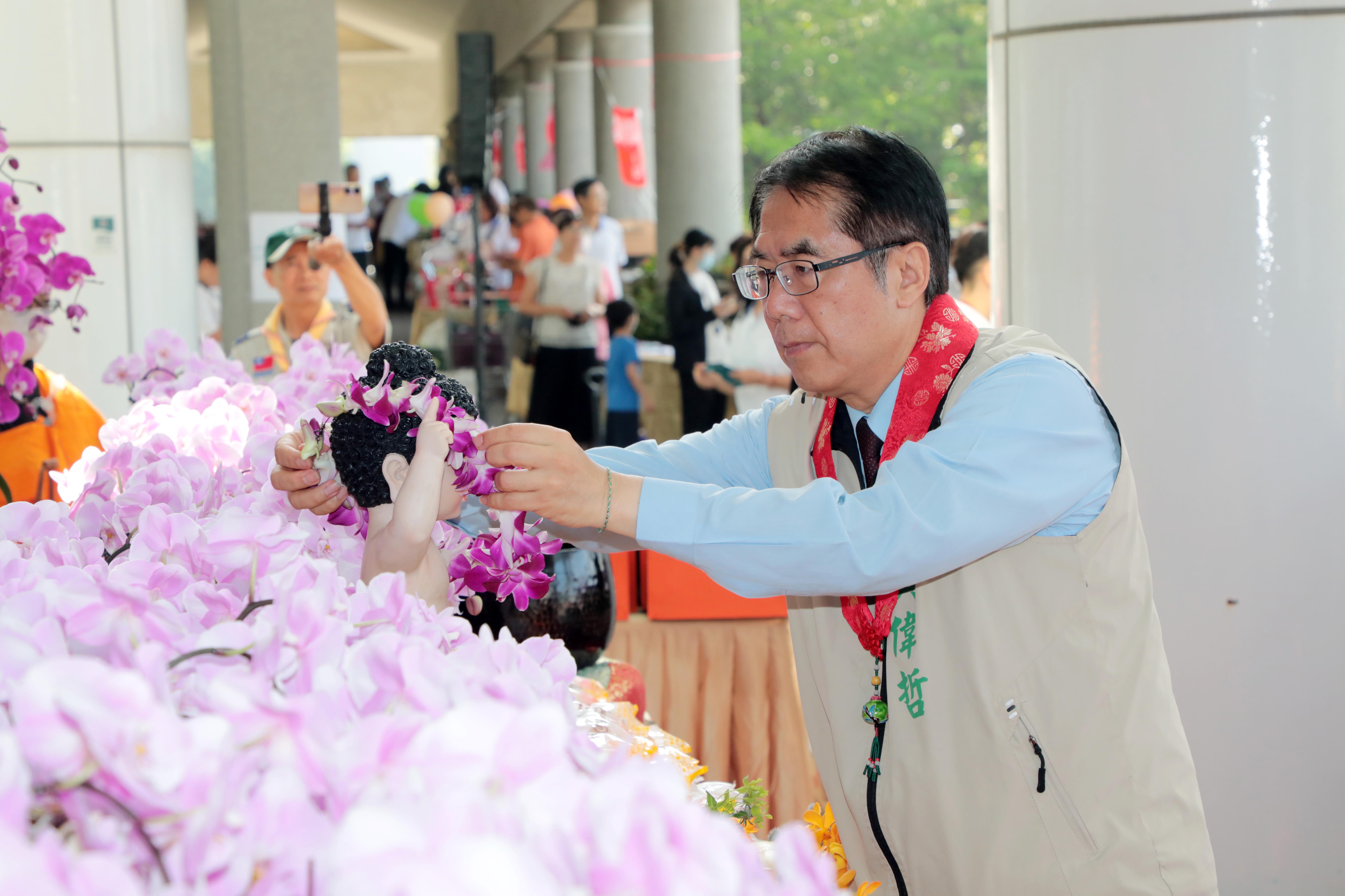 黃偉哲出席佛光山南台別院浴佛園遊會 祈福傳遞善的力量