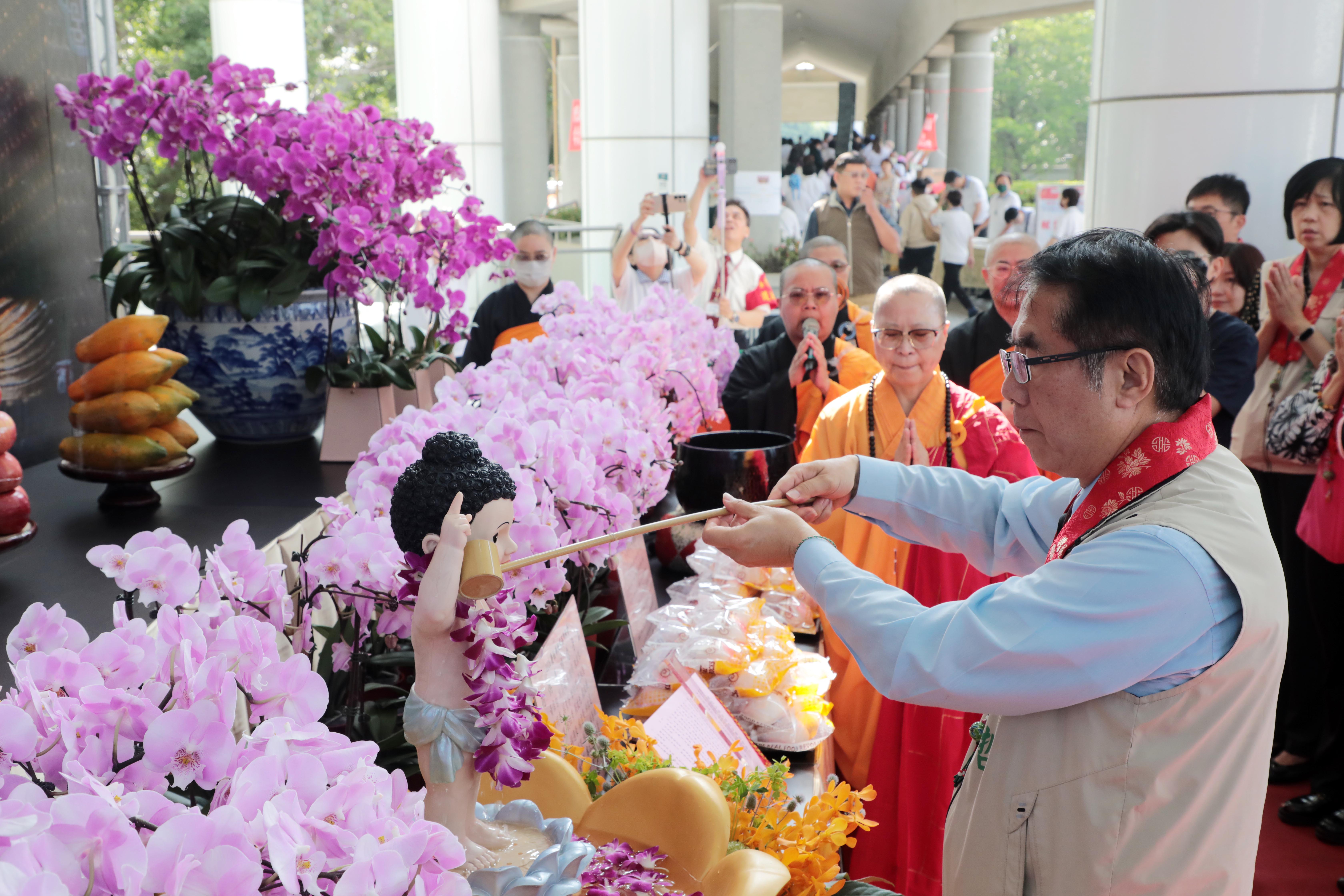 黃偉哲出席佛光山南台別院浴佛園遊會 祈福傳遞善的力量