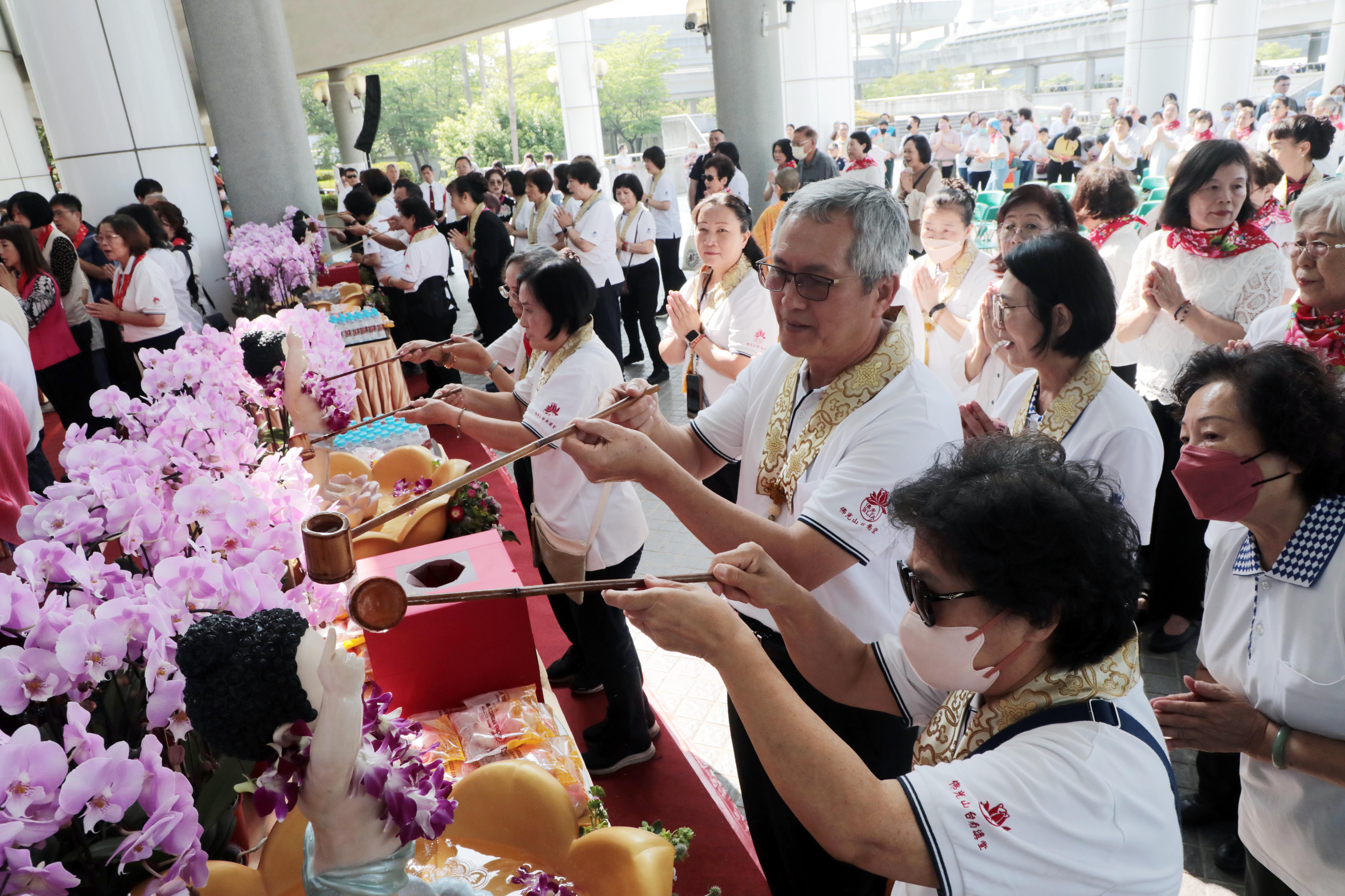 黃偉哲出席佛光山南台別院浴佛園遊會 祈福傳遞善的力量