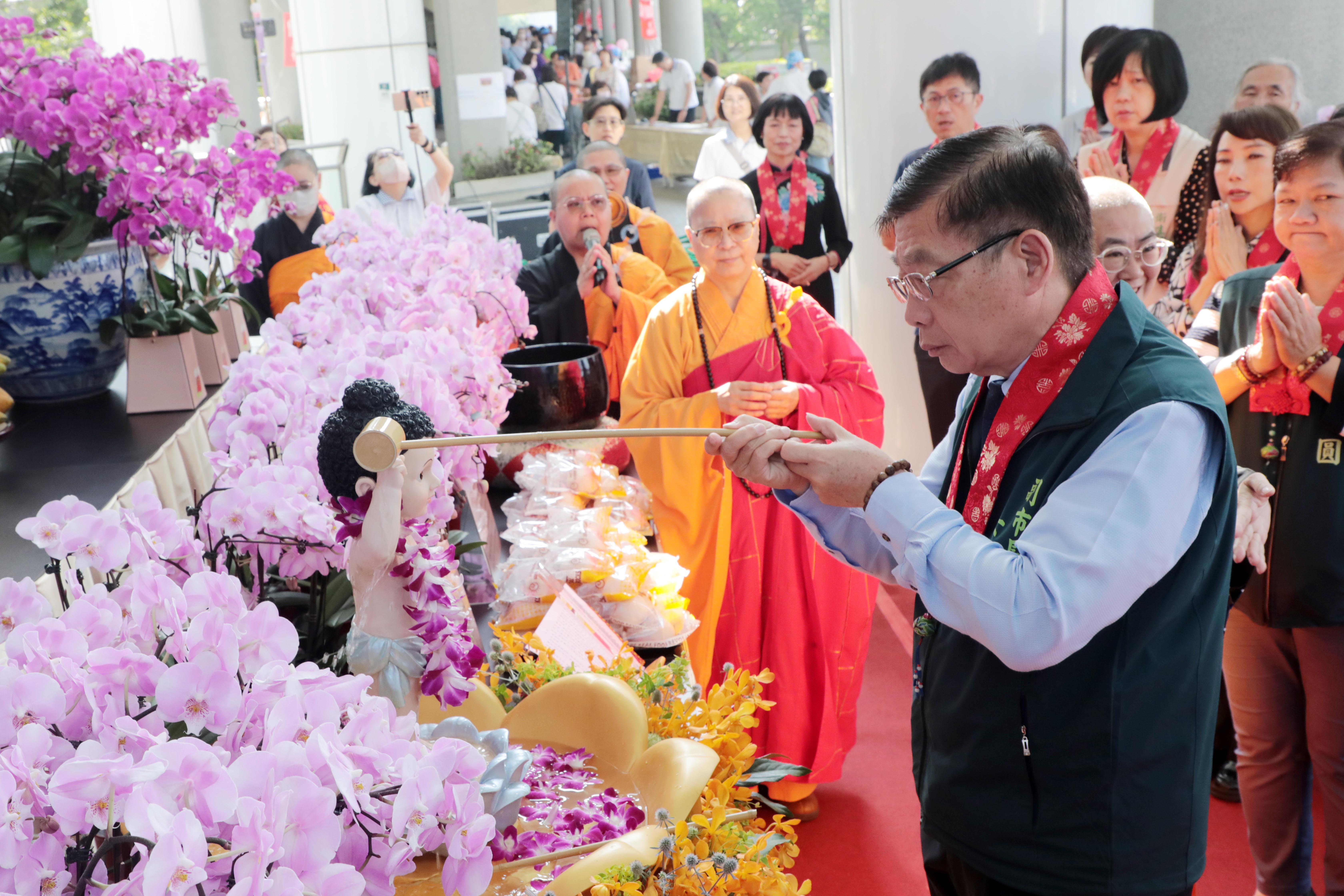 黃偉哲出席佛光山南台別院浴佛園遊會 祈福傳遞善的力量