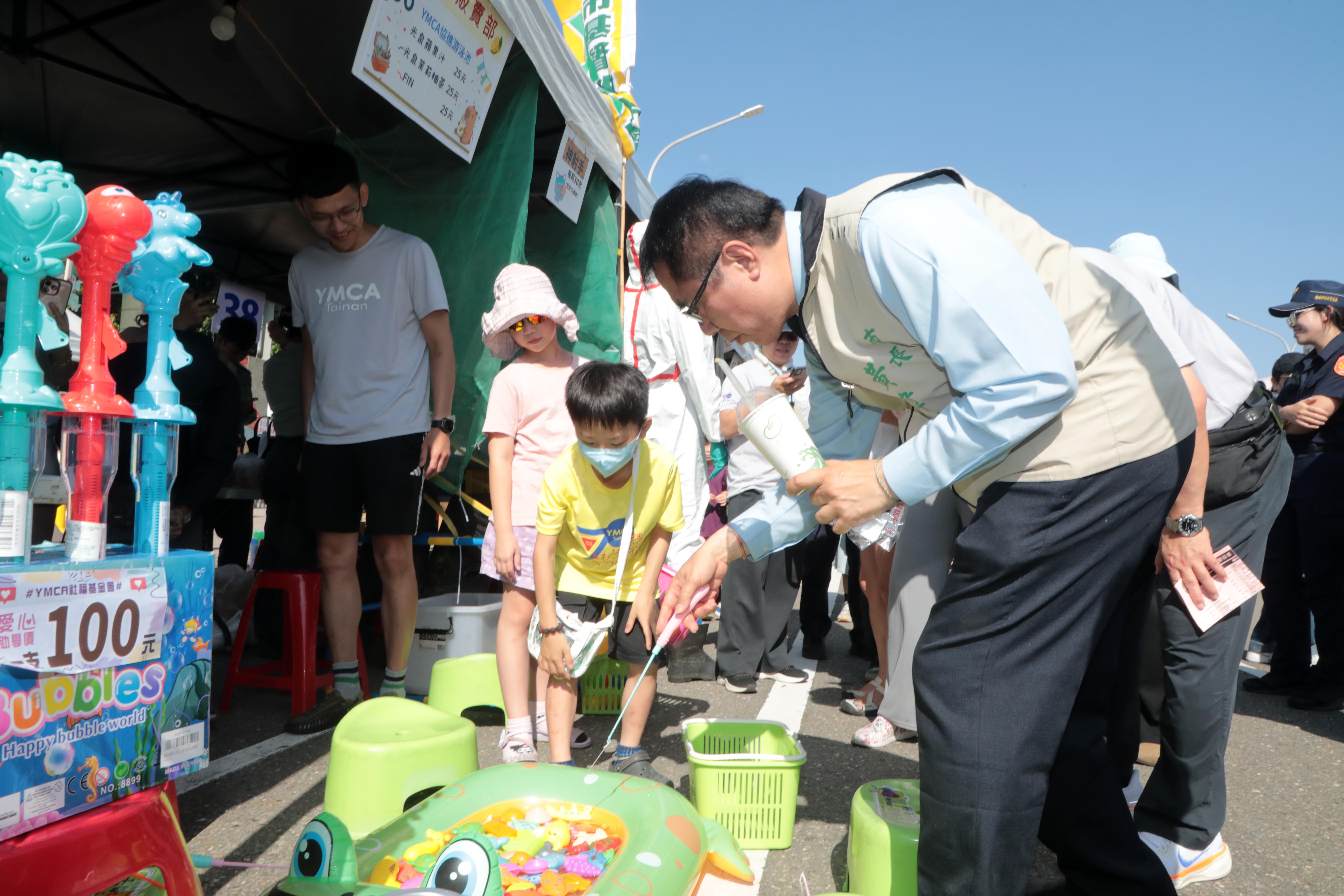 台南YMCA迎來71週年「愛與希望園遊會暨親子闖關活動」 黃偉哲邀以行動支持公益