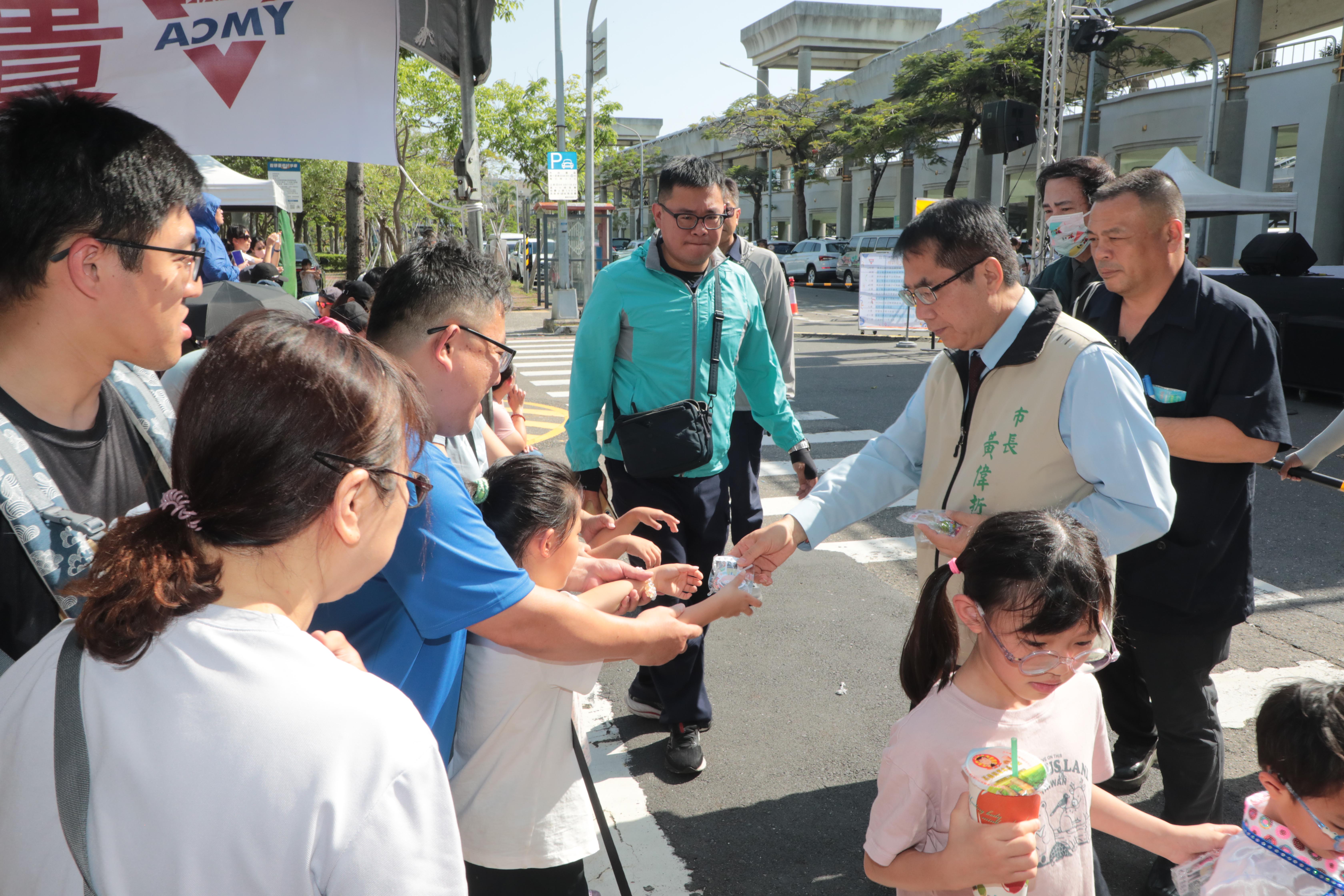 台南YMCA迎來71週年「愛與希望園遊會暨親子闖關活動」 黃偉哲邀以行動支持公益