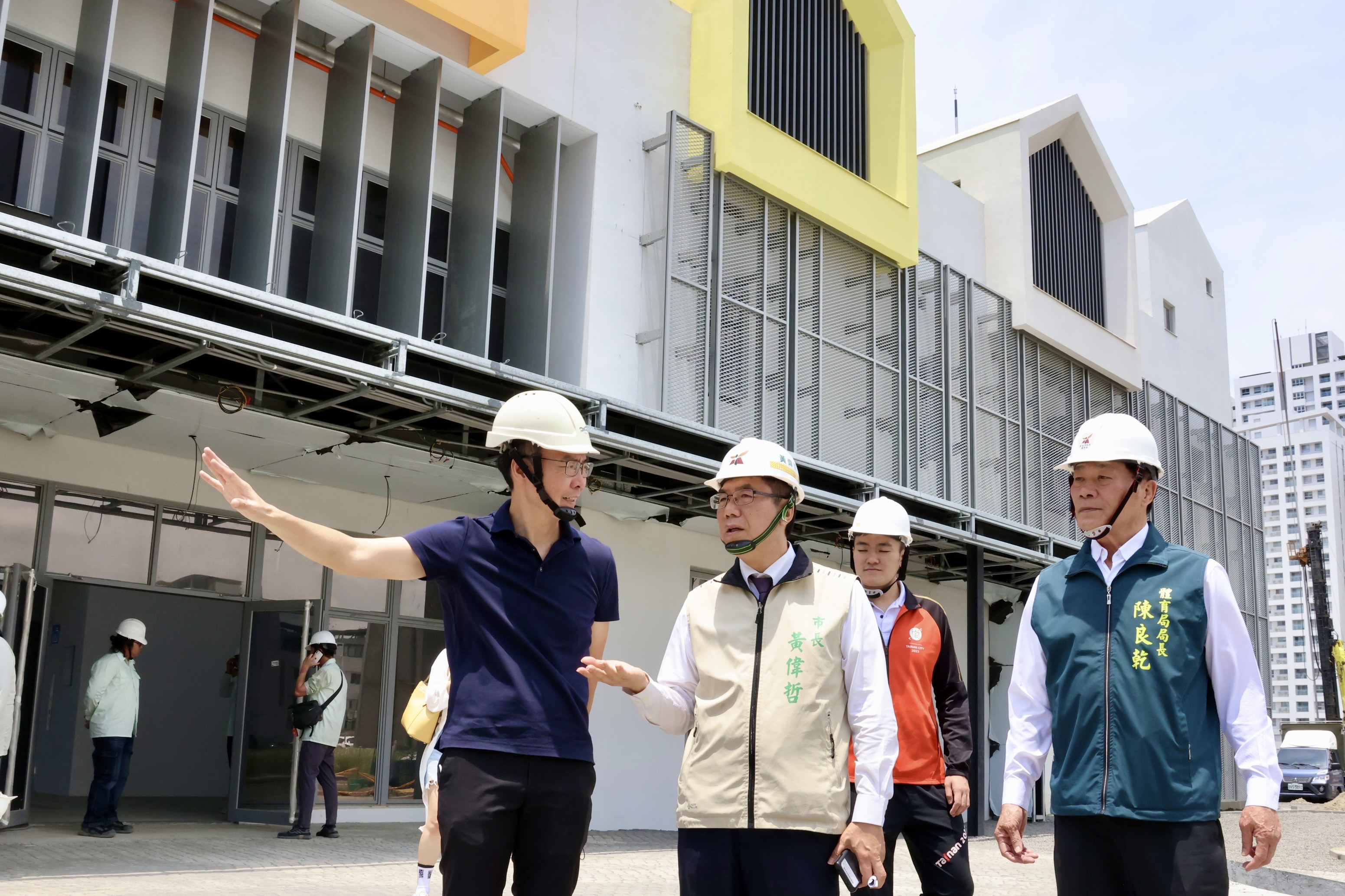 安南全民運動館完工倒數  黃偉哲視察強調兼顧全齡運動與文化意象