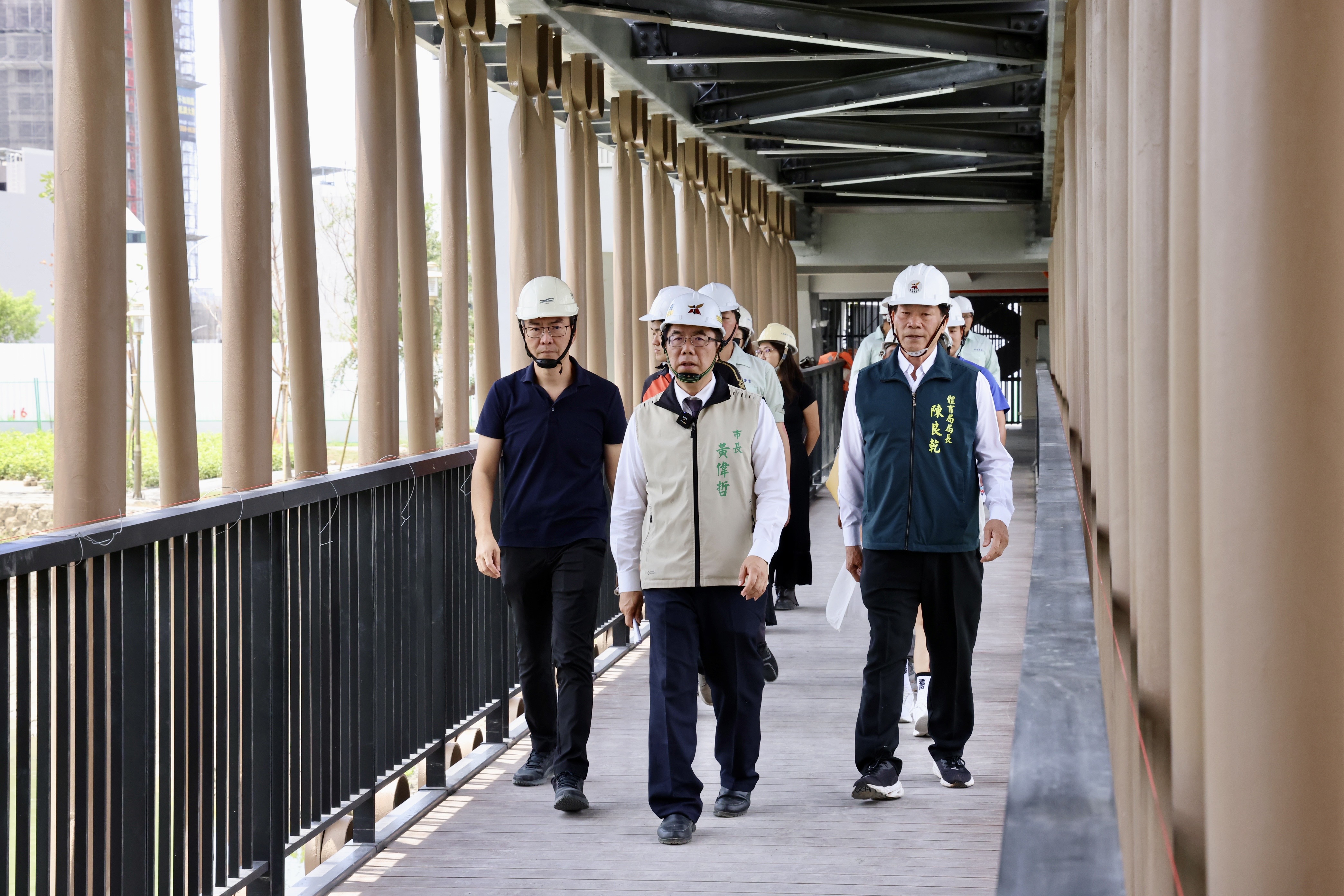 安南全民運動館完工倒數  黃偉哲視察強調兼顧全齡運動與文化意象