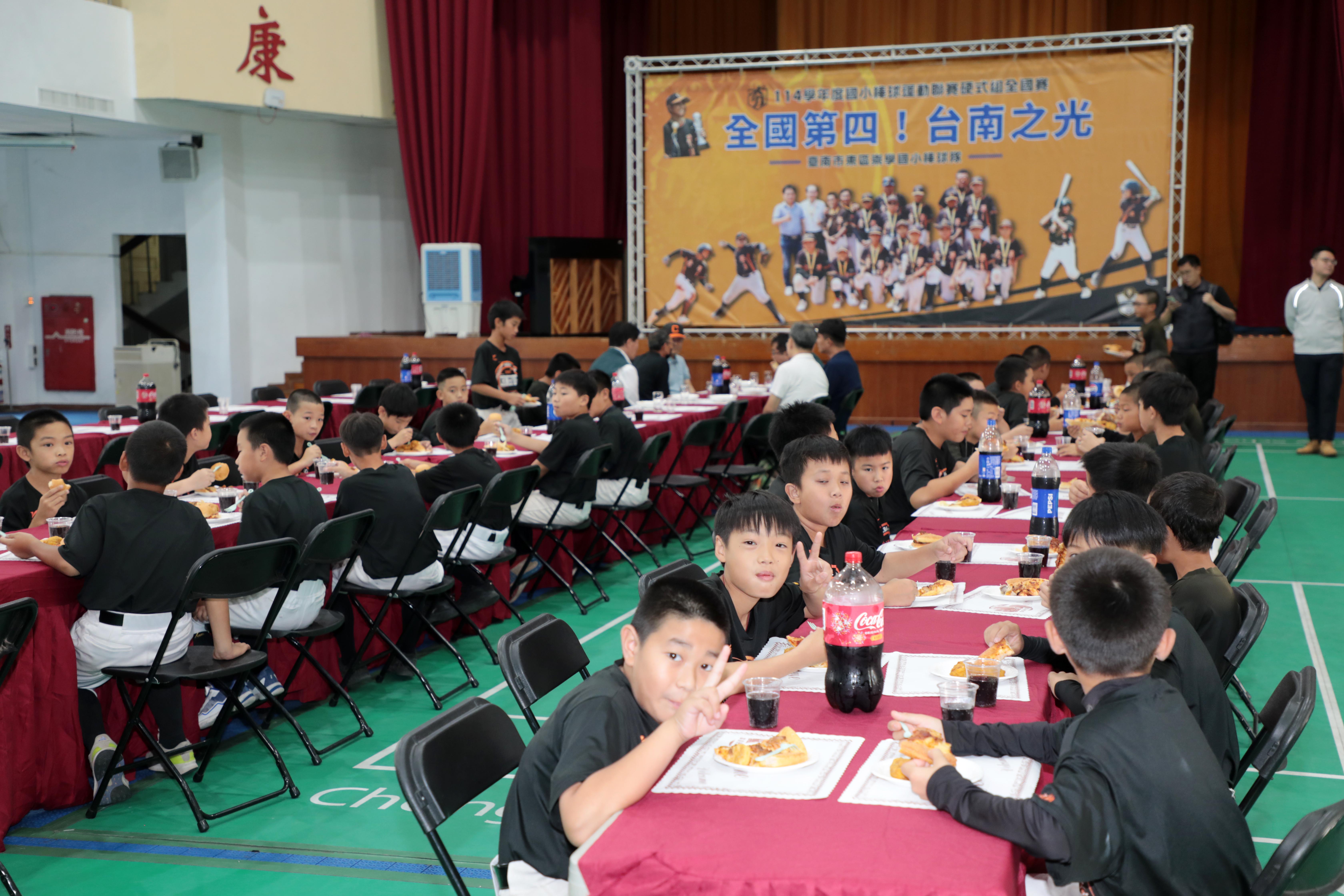 台南崇學國小勇奪全國棒球聯賽殿軍 黃偉哲親送披薩為球員慶功