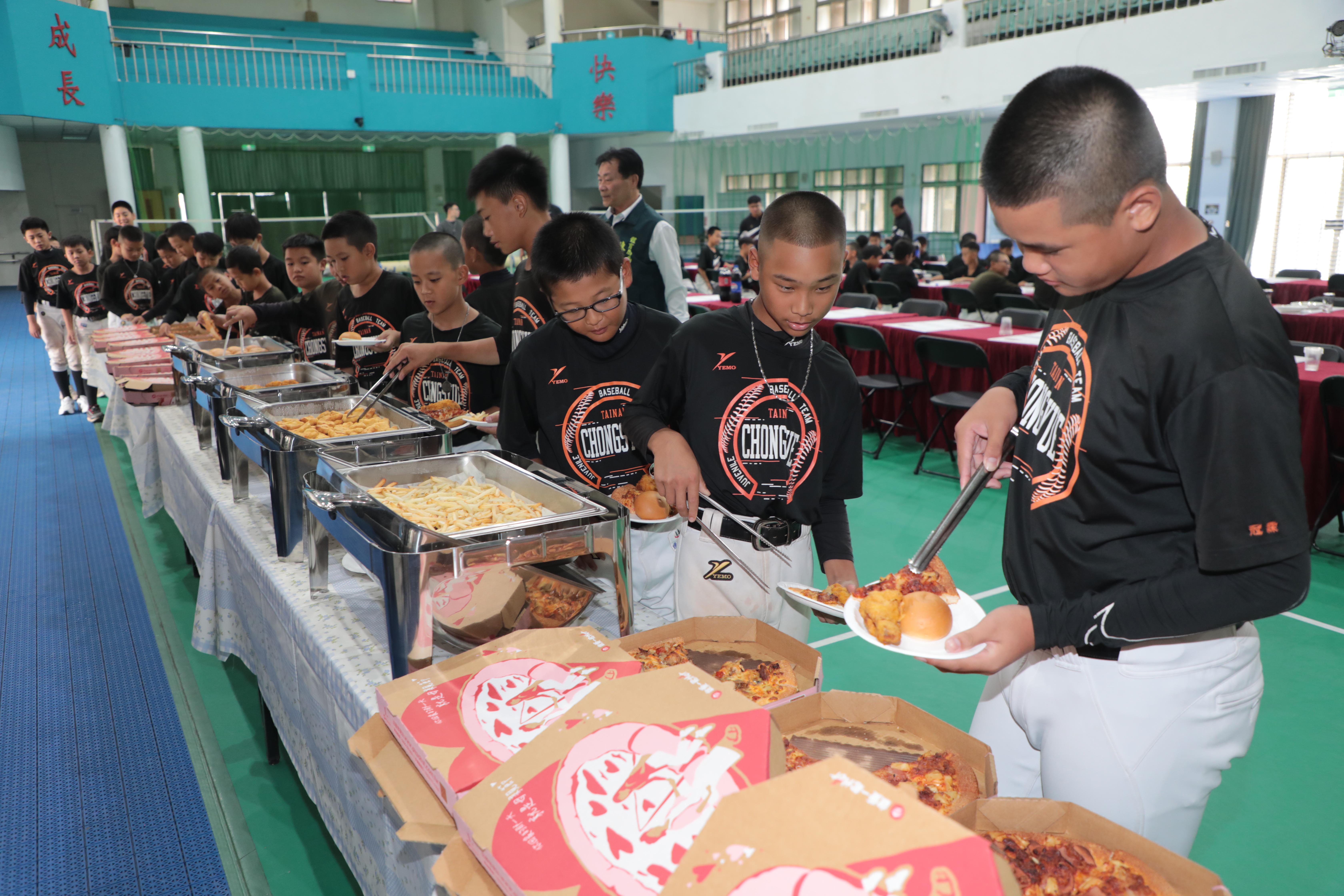 台南崇學國小勇奪全國棒球聯賽殿軍 黃偉哲親送披薩為球員慶功