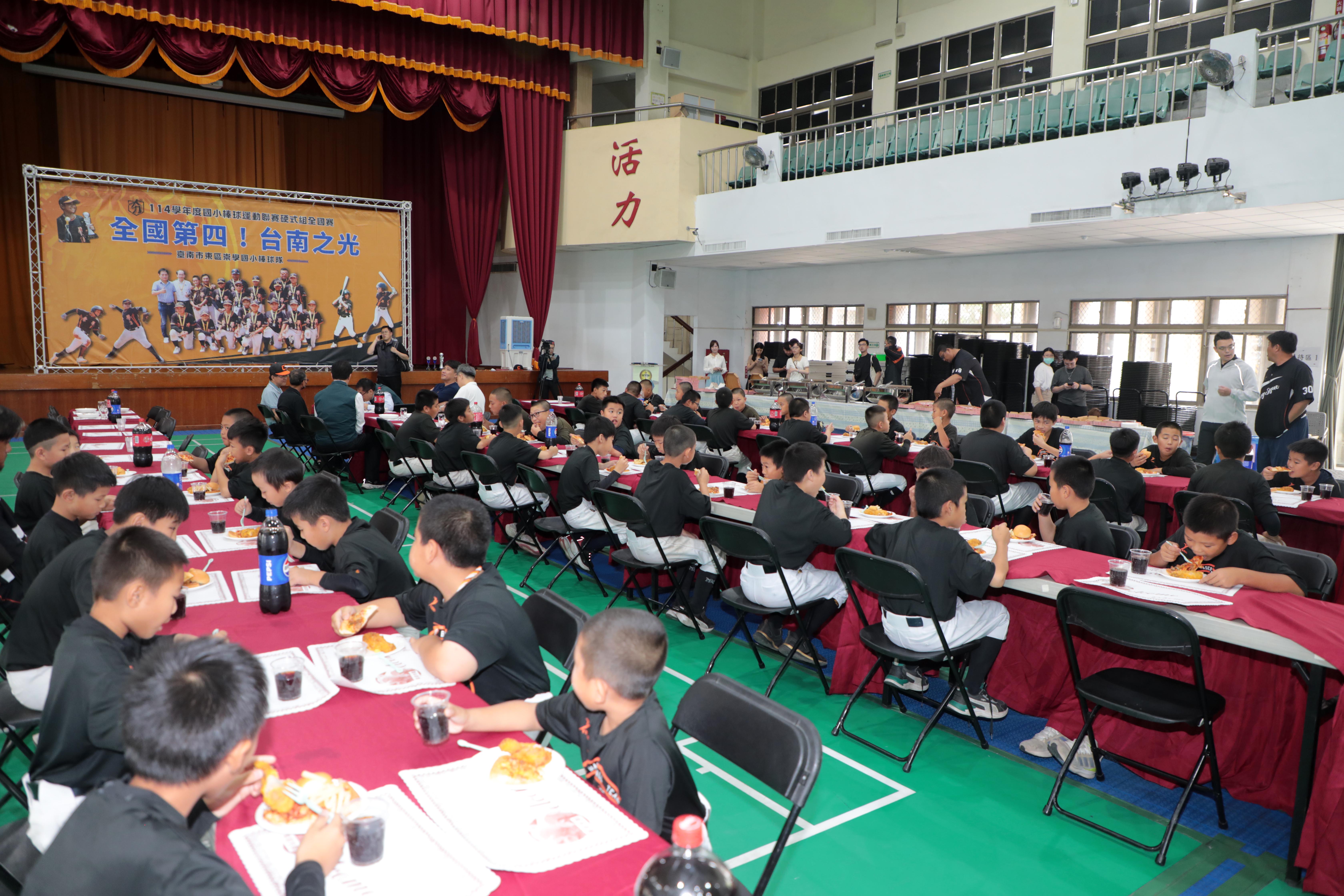 台南崇學國小勇奪全國棒球聯賽殿軍 黃偉哲親送披薩為球員慶功