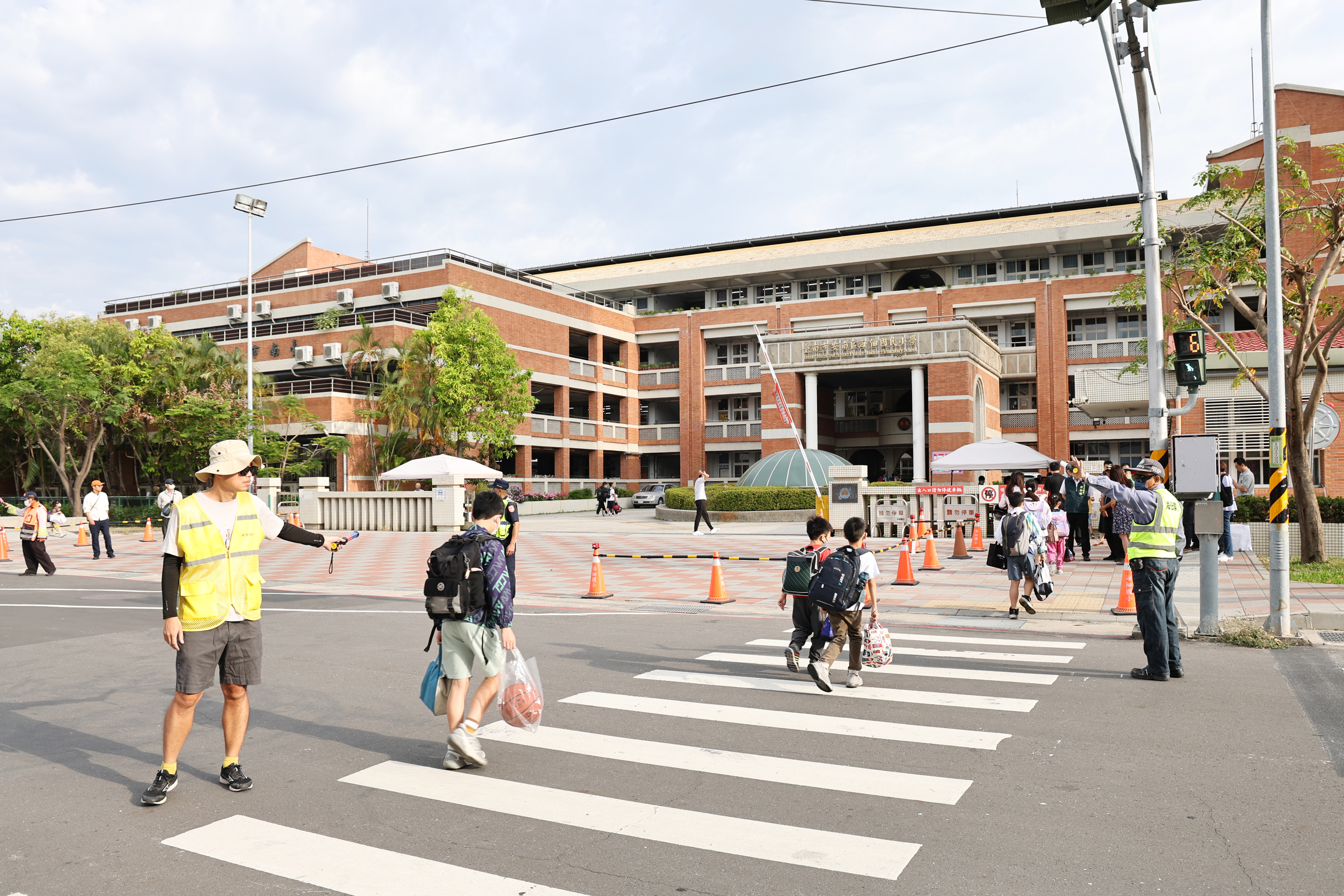 海佃國小通學步道再優化  黃偉哲：任內已優化102校  盼持續打造安全通學環境