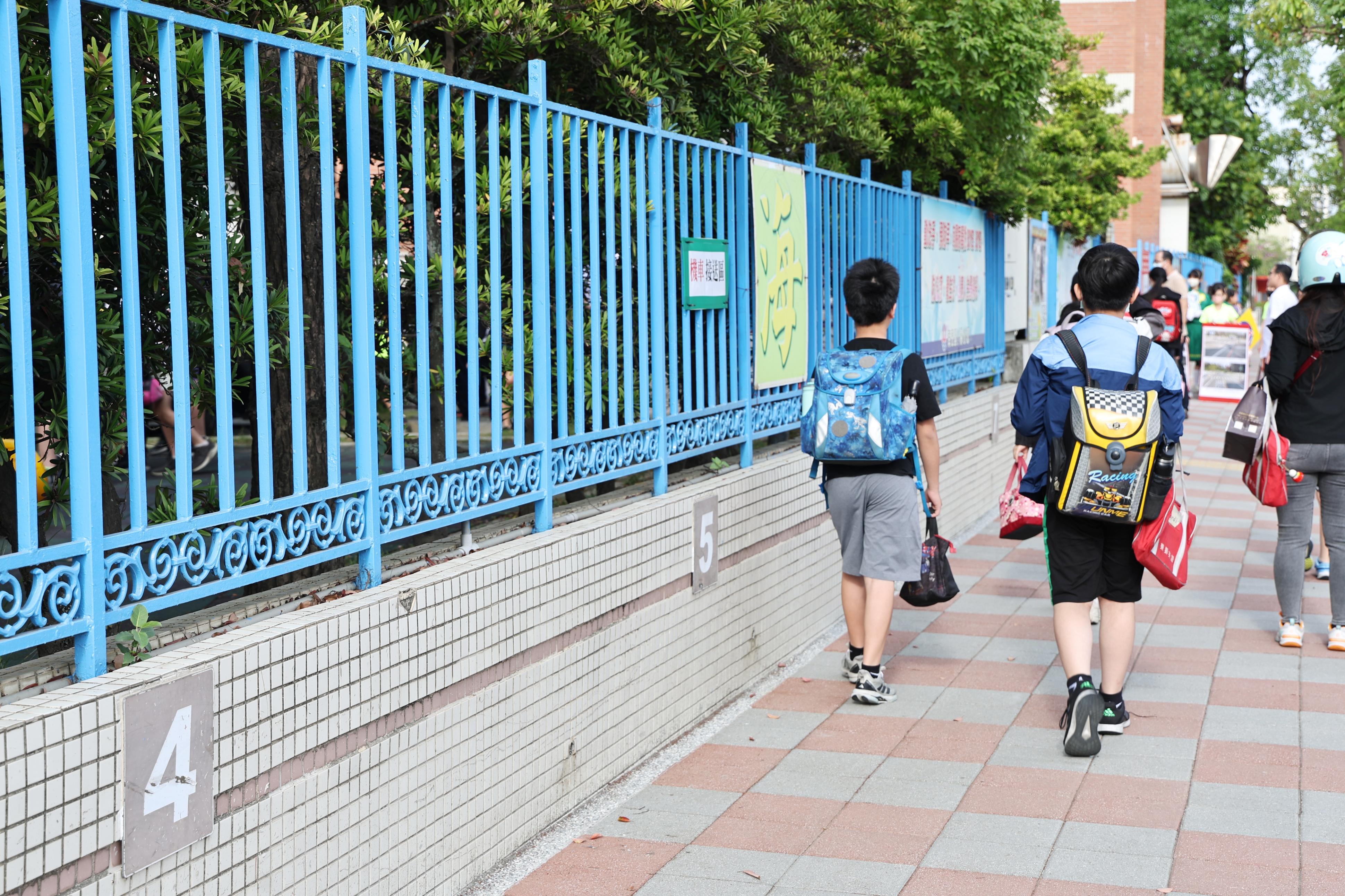 海佃國小通學步道再優化  黃偉哲：任內已優化102校  盼持續打造安全通學環境