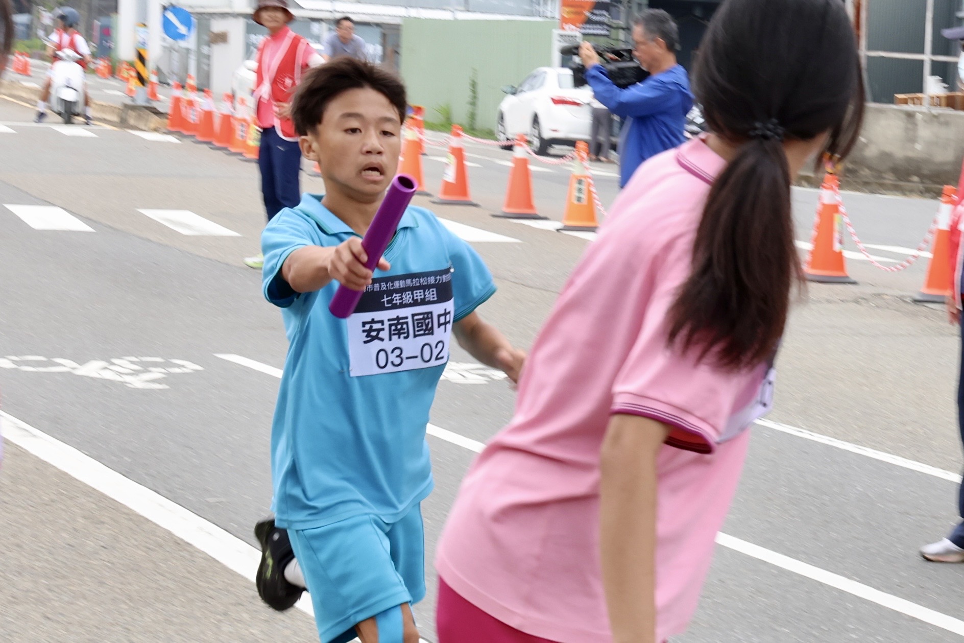 南市馬拉松接力班際賽熱力開跑　逾500名學子齊聚億載金城展現青春活力