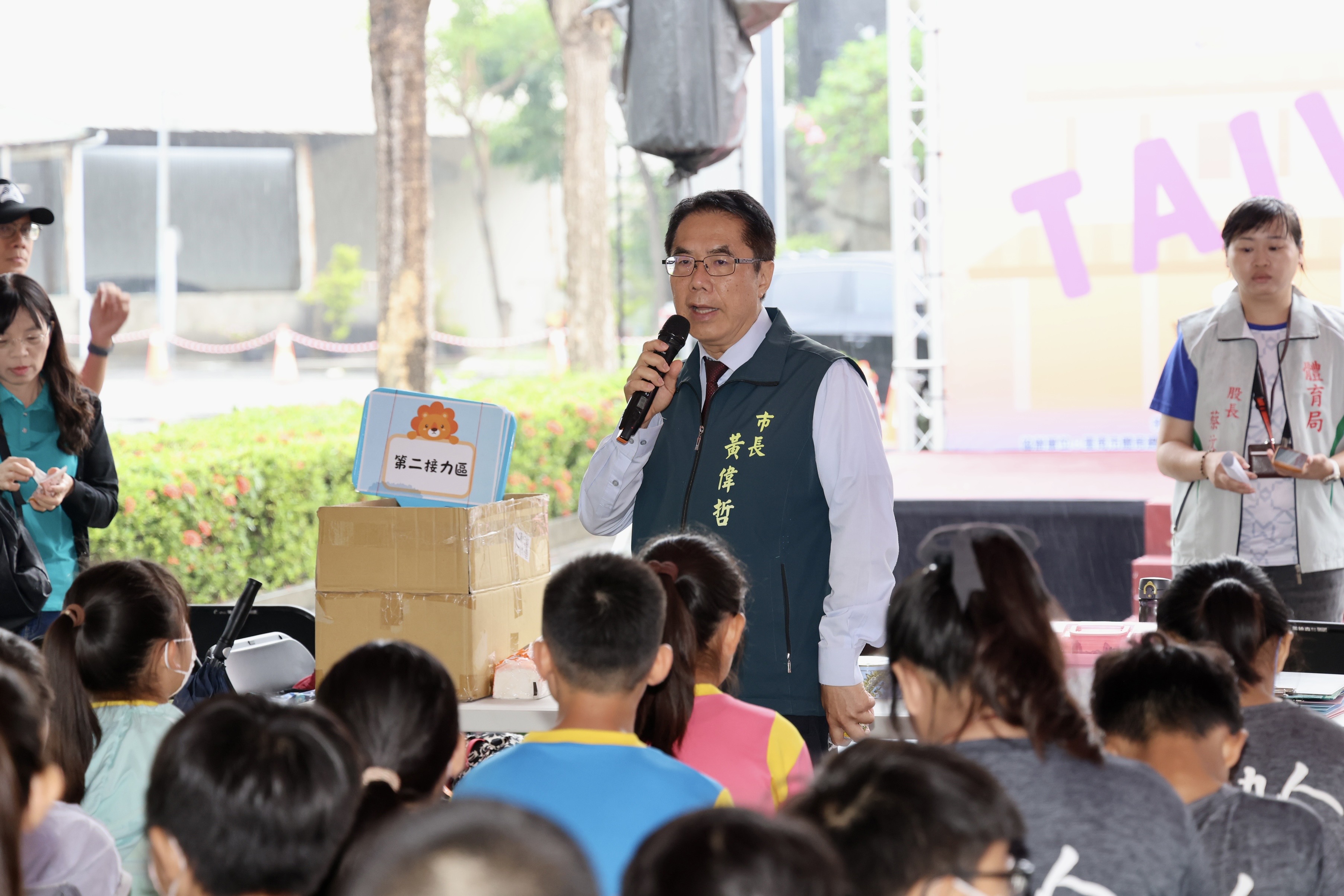 南市馬拉松接力班際賽熱力開跑　逾500名學子齊聚億載金城展現青春活力