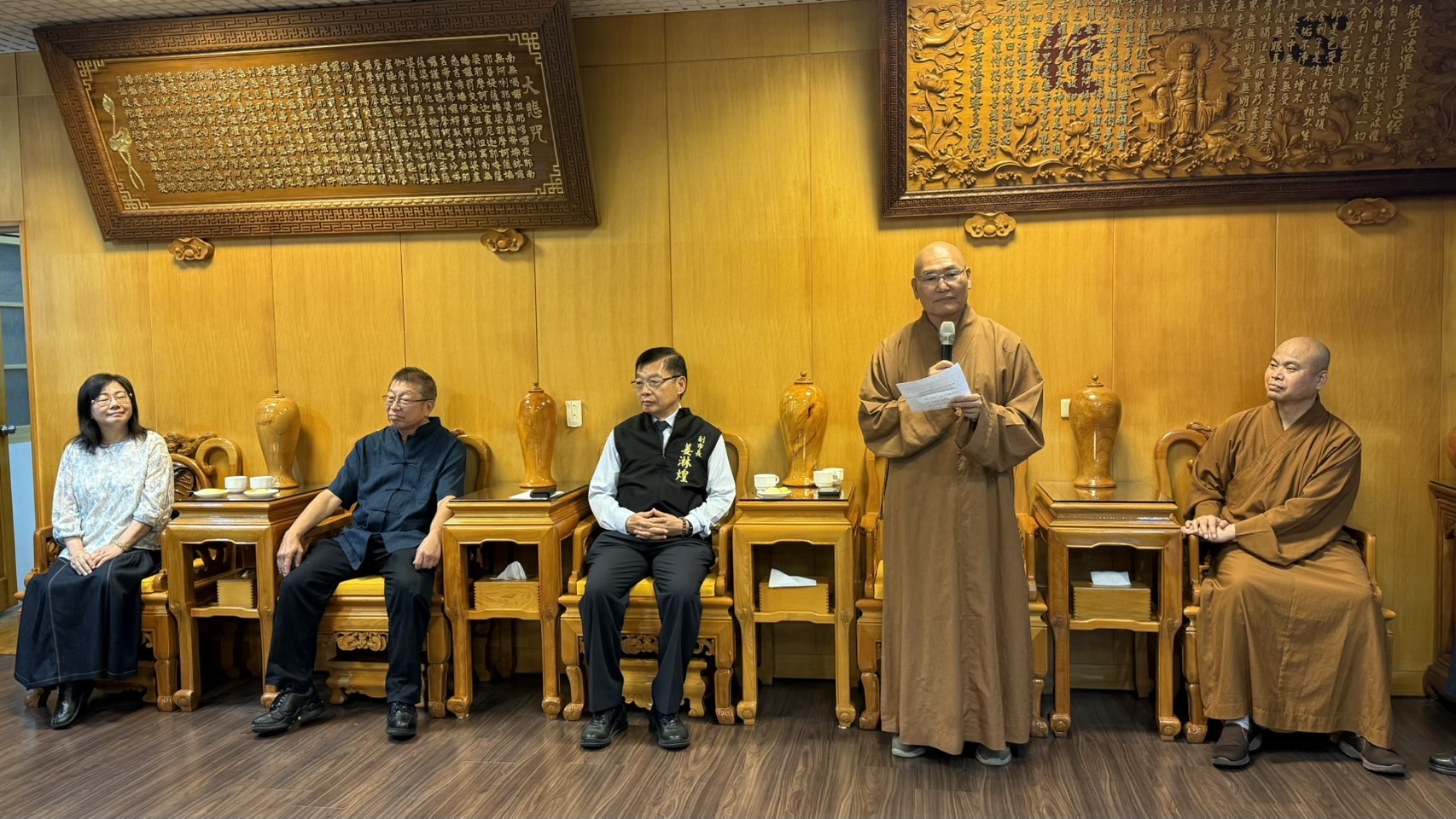 同鄉會貴賓齊聚大仙寺贈畫　深化文化交流與宗教情誼