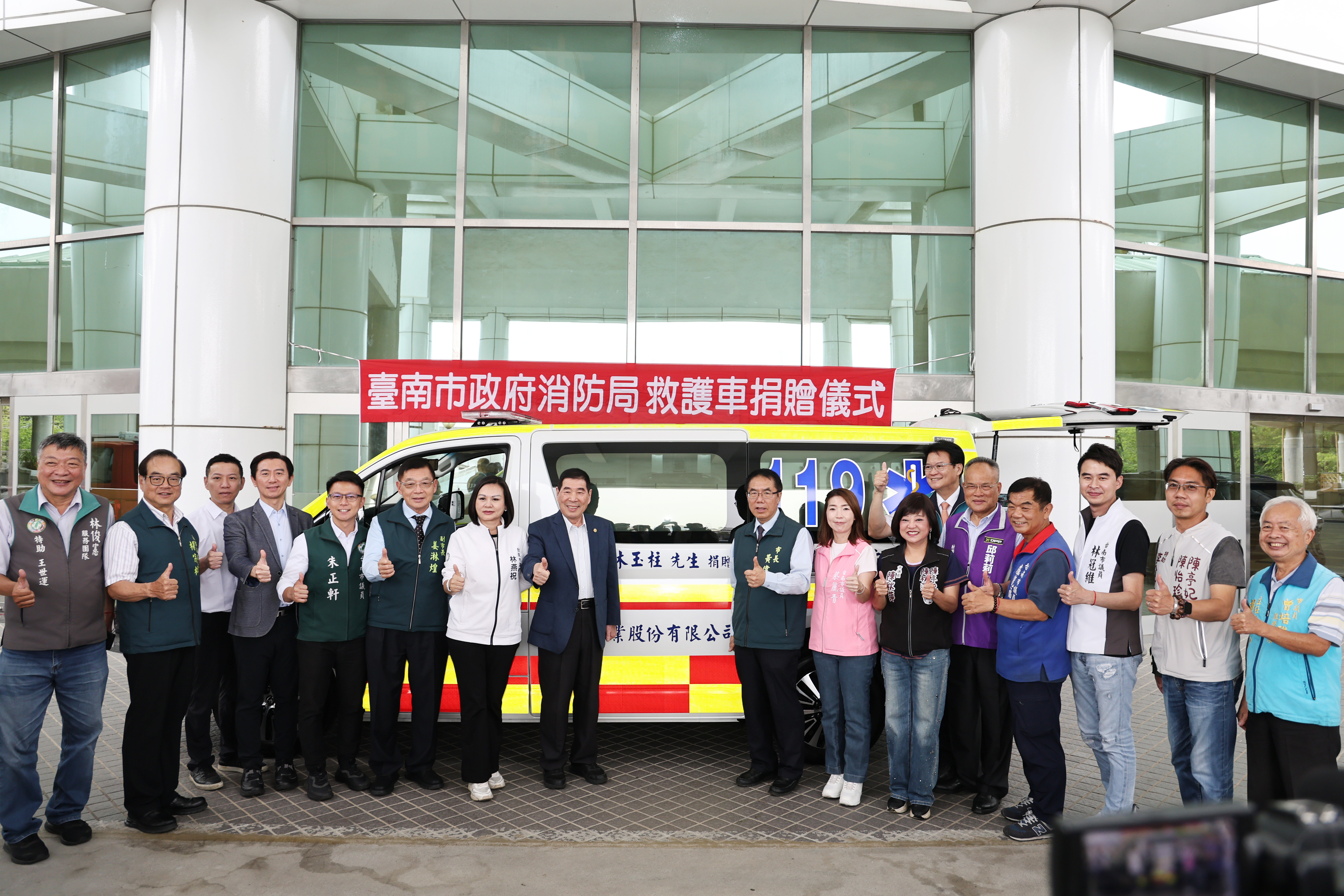 龍鋒企業再捐高階救護車 黃偉哲感謝善舉強化台南救護量能