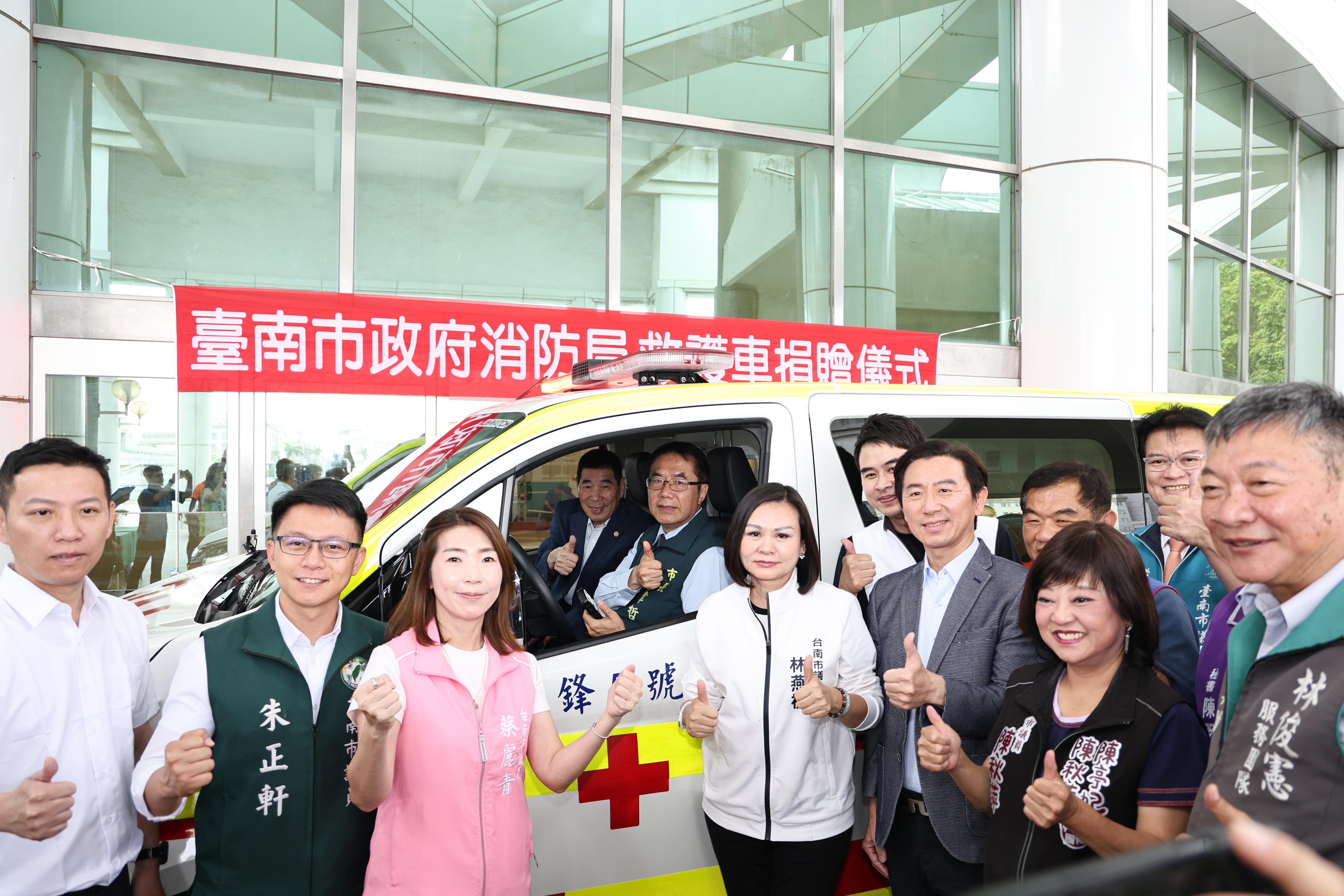 龍鋒企業再捐高階救護車 黃偉哲感謝善舉強化台南救護量能