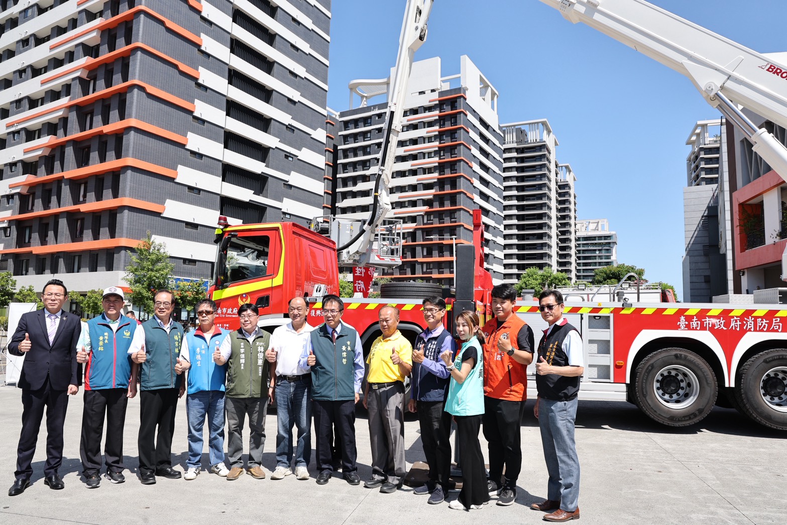 台南新購52公尺雲梯消防車啟用 黃偉哲：強化高空防護 守護市民安全