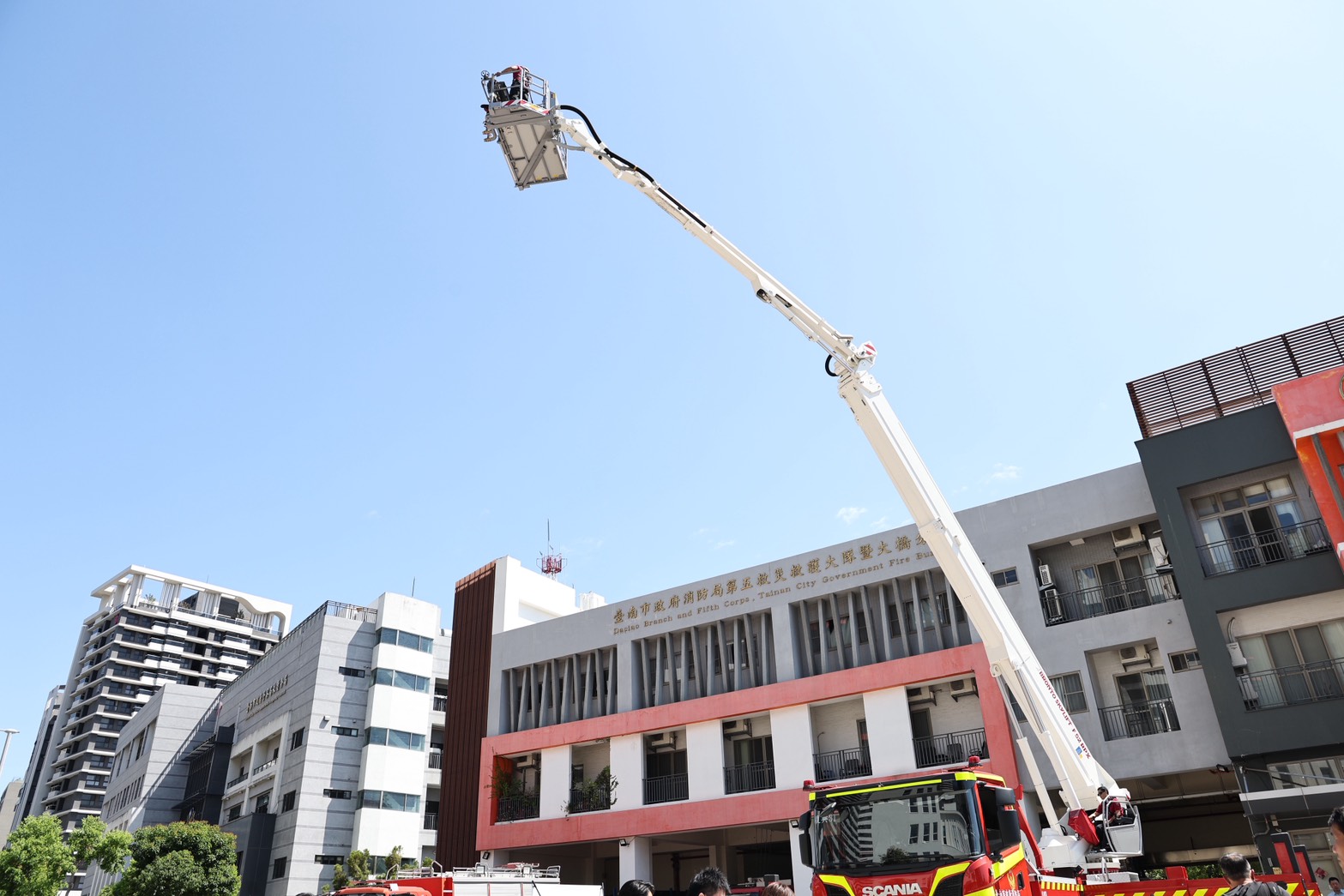 台南新購52公尺雲梯消防車啟用 黃偉哲：強化高空防護 守護市民安全