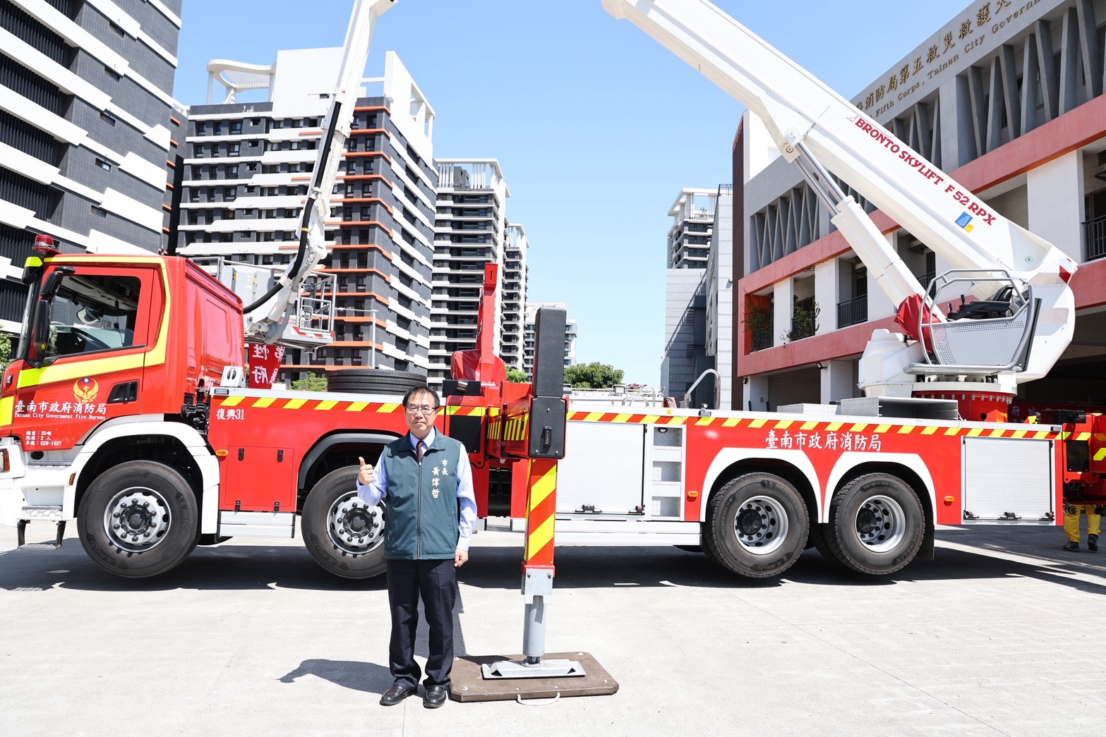 台南新購52公尺雲梯消防車啟用 黃偉哲：強化高空防護 守護市民安全