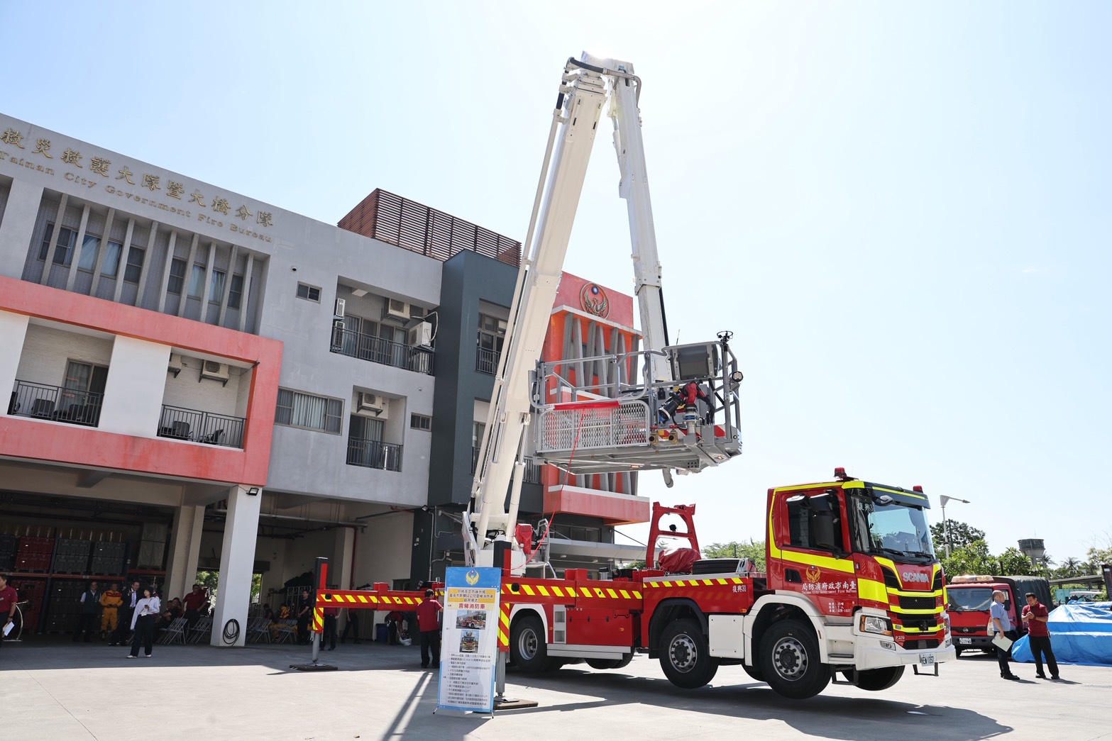 台南新購52公尺雲梯消防車啟用 黃偉哲：強化高空防護 守護市民安全