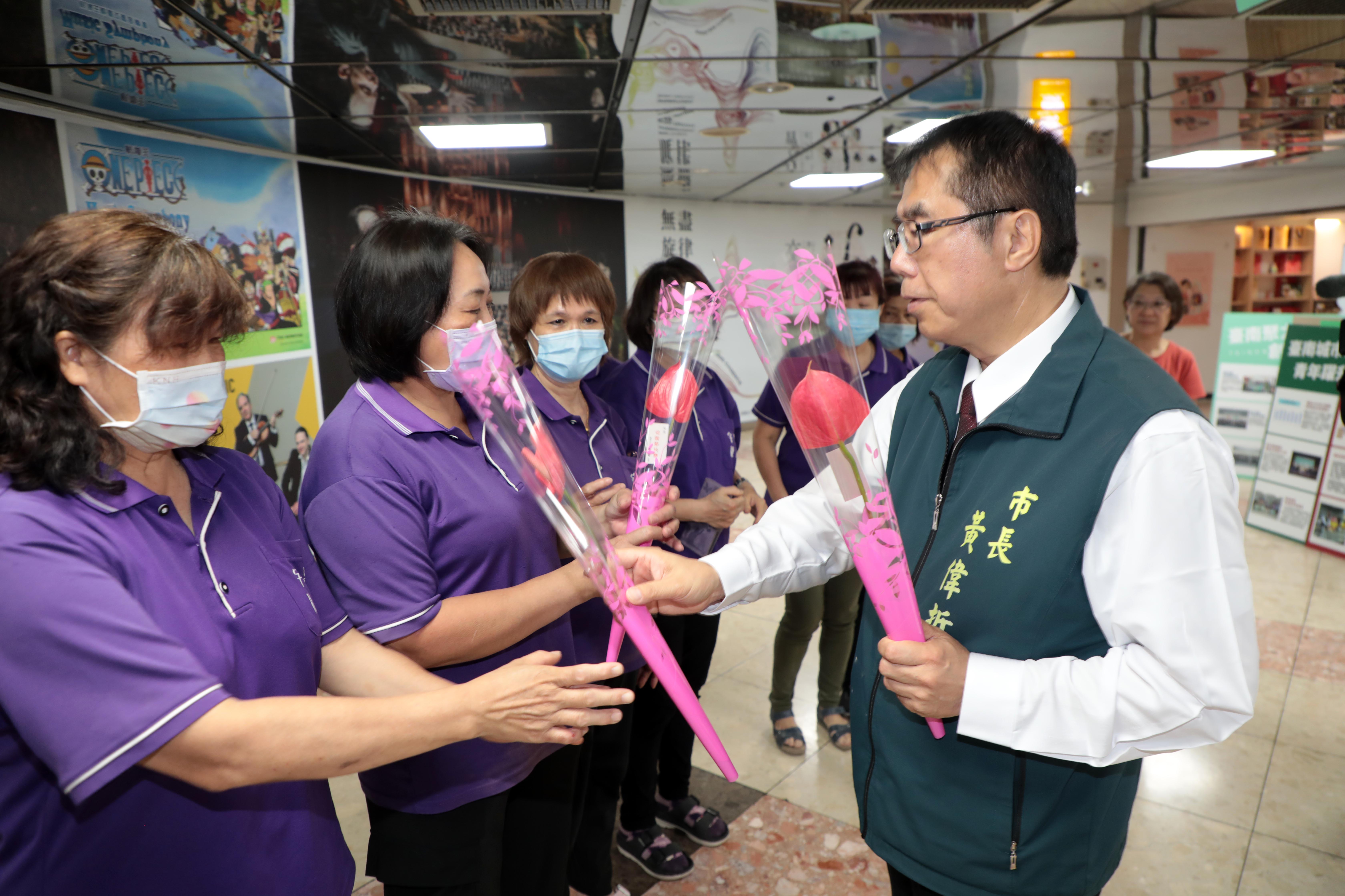 台南市黃偉哲市長贈送洽公民眾火鶴花 祝福母親節