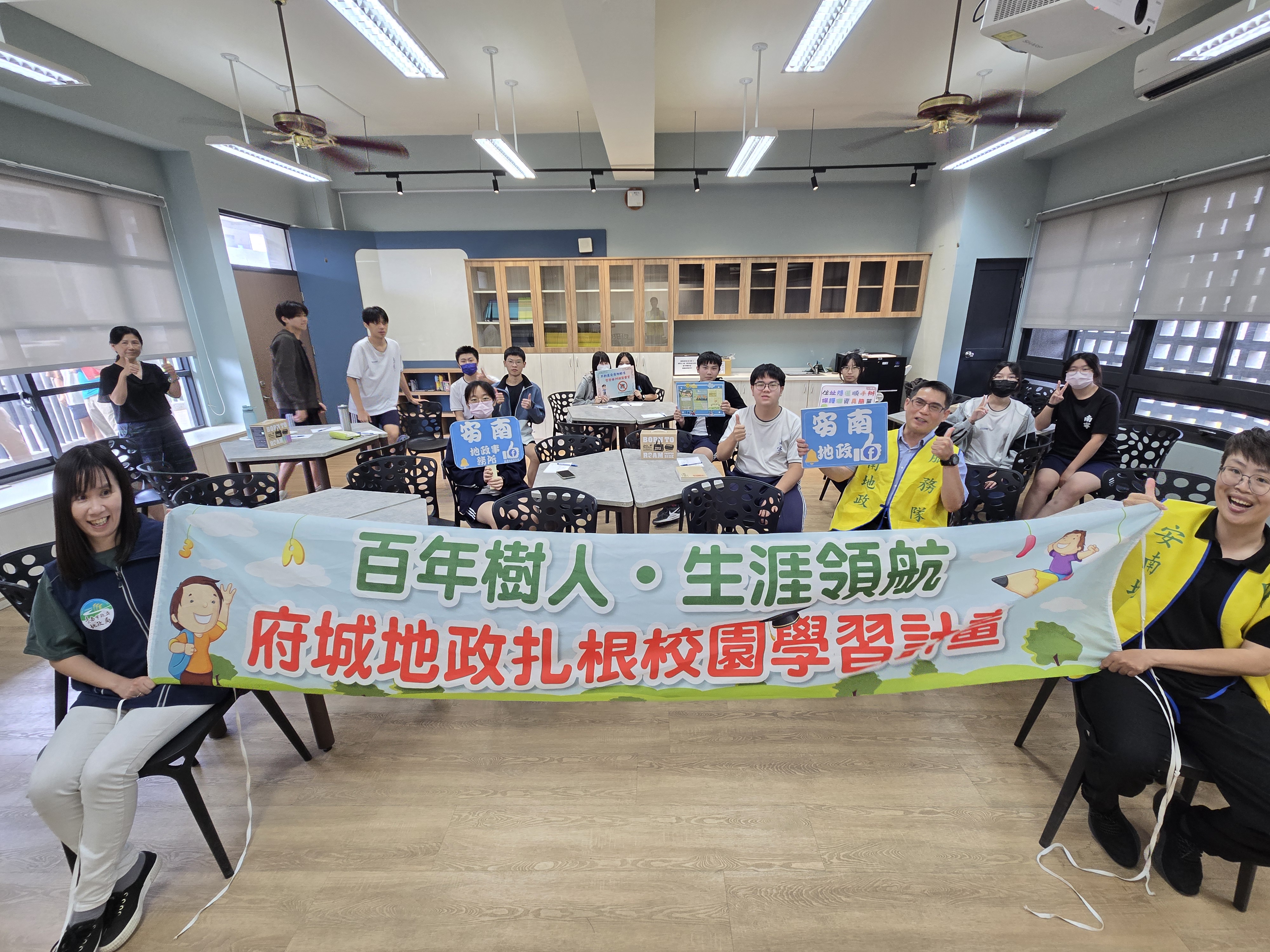 安南地政於南寧高中開設「職人日常」，鼓勵學子探索地政領域