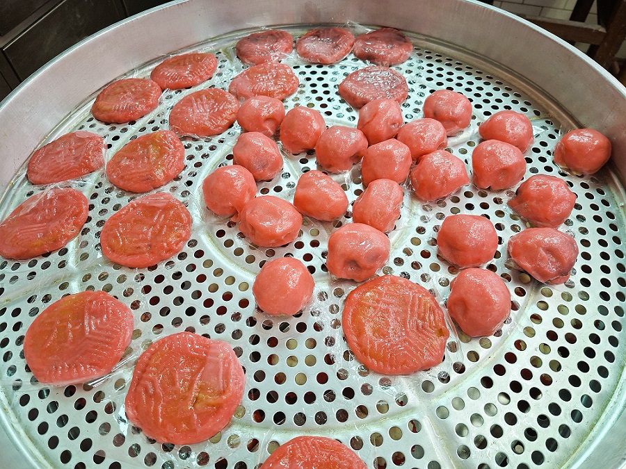 松香餅舖：鴨母寮市場人氣店家，包子壽桃美味實惠，訂單拓展至全台