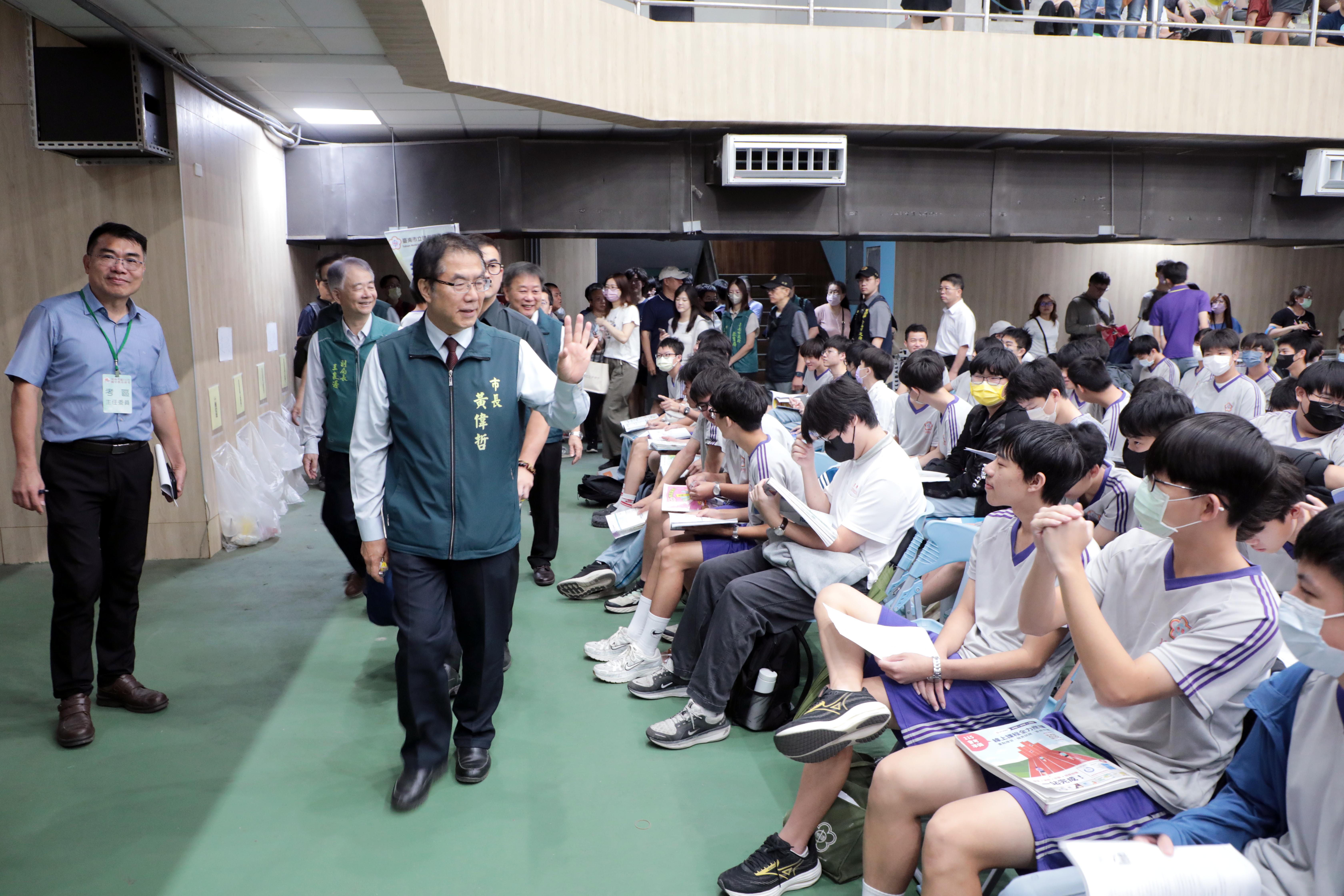 115年國中教育會考登場 黃偉哲視察台南一中考場慰勉試務辛勞