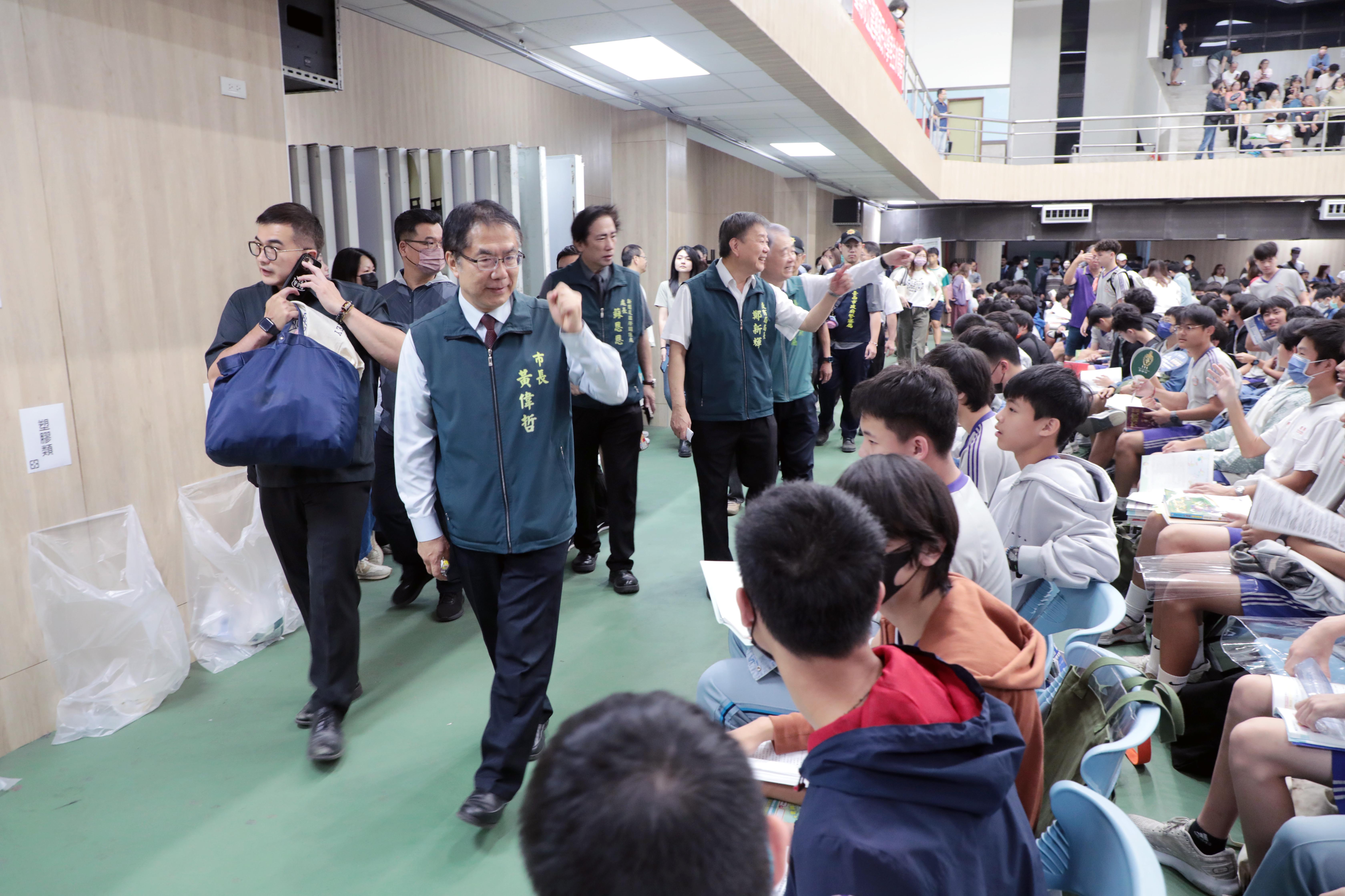 115年國中教育會考登場 黃偉哲視察台南一中考場慰勉試務辛勞