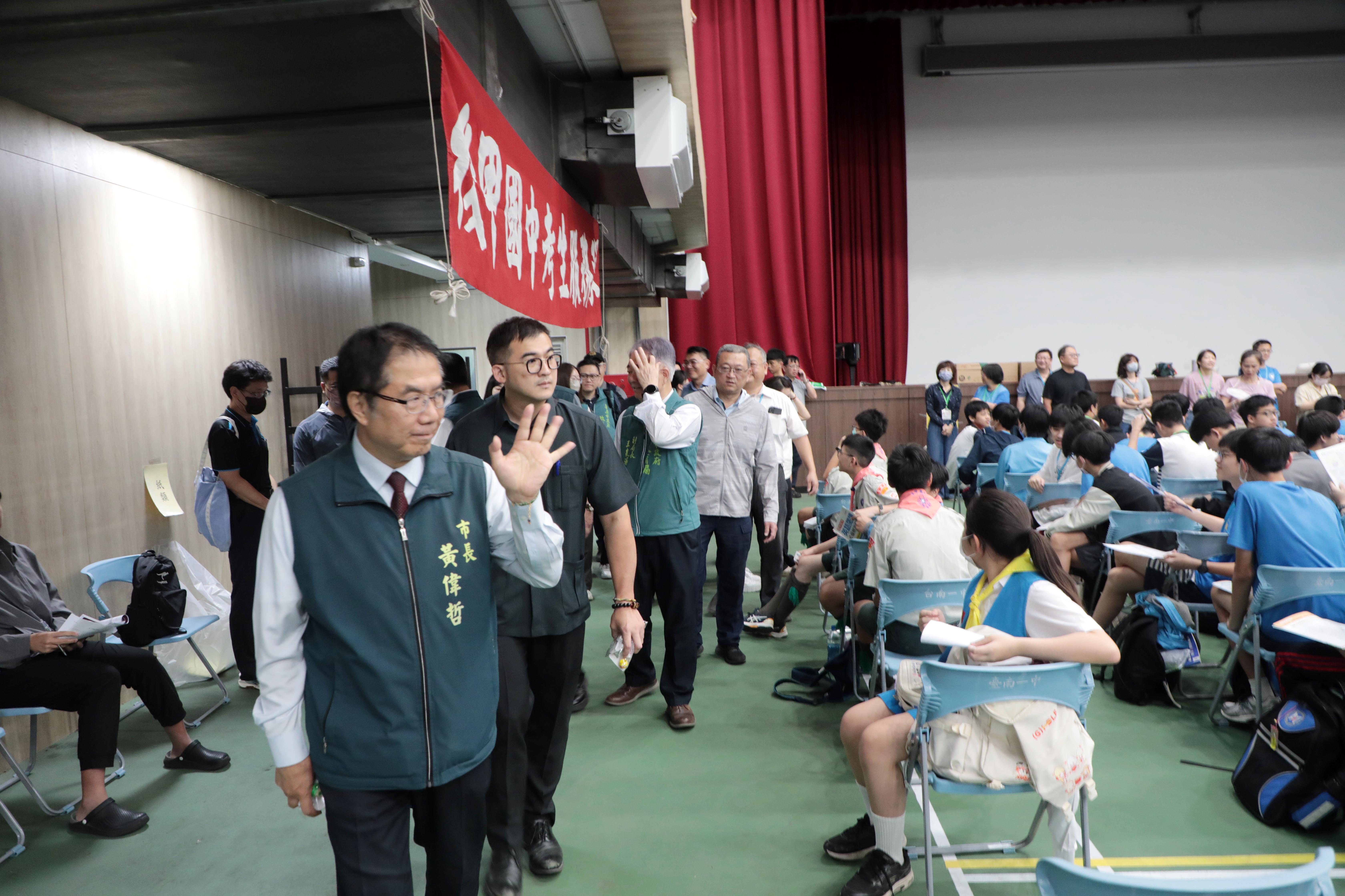 115年國中教育會考登場 黃偉哲視察台南一中考場慰勉試務辛勞