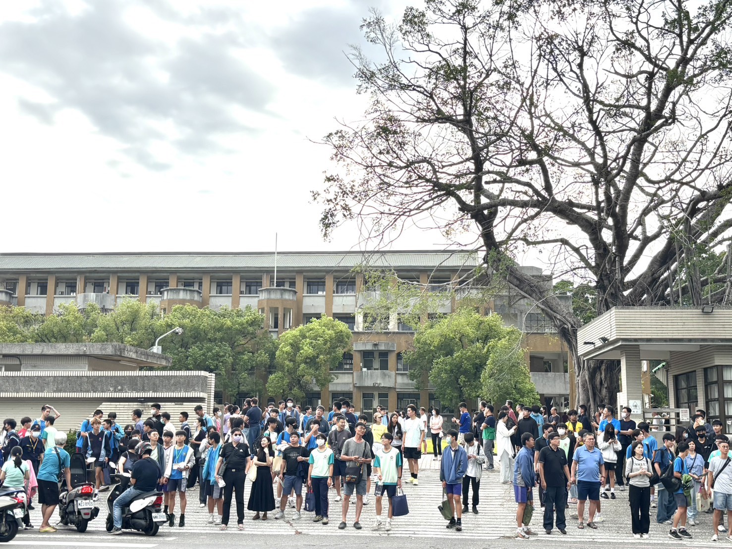 臺南會考首日秩序良好 到考率逾99% 市長黃偉哲赴試務會慰勞並為考生加油