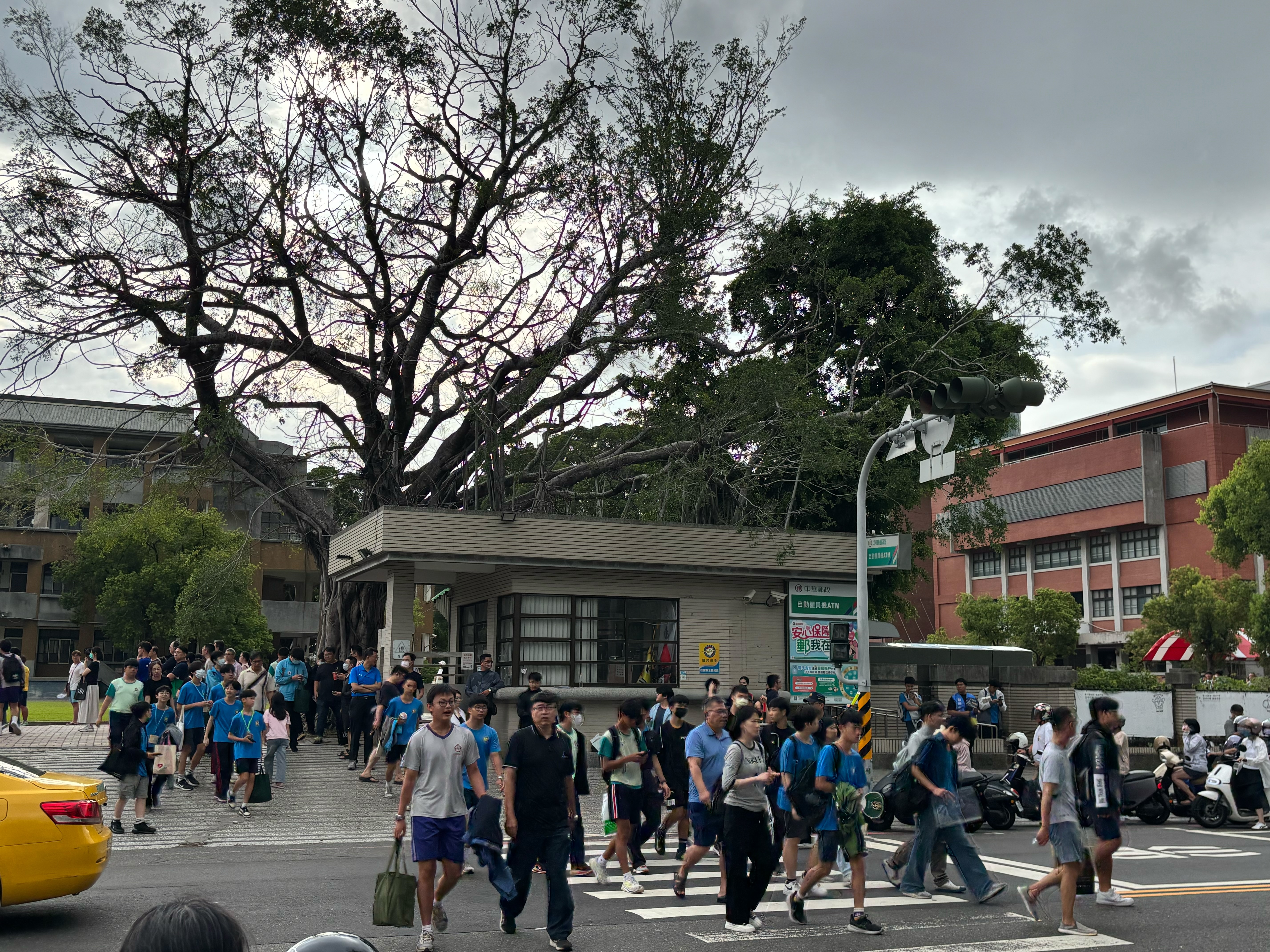台南市會考首日秩序良好，到考率逾99%，市長黃偉哲慰勞試務人員並為考生加油
