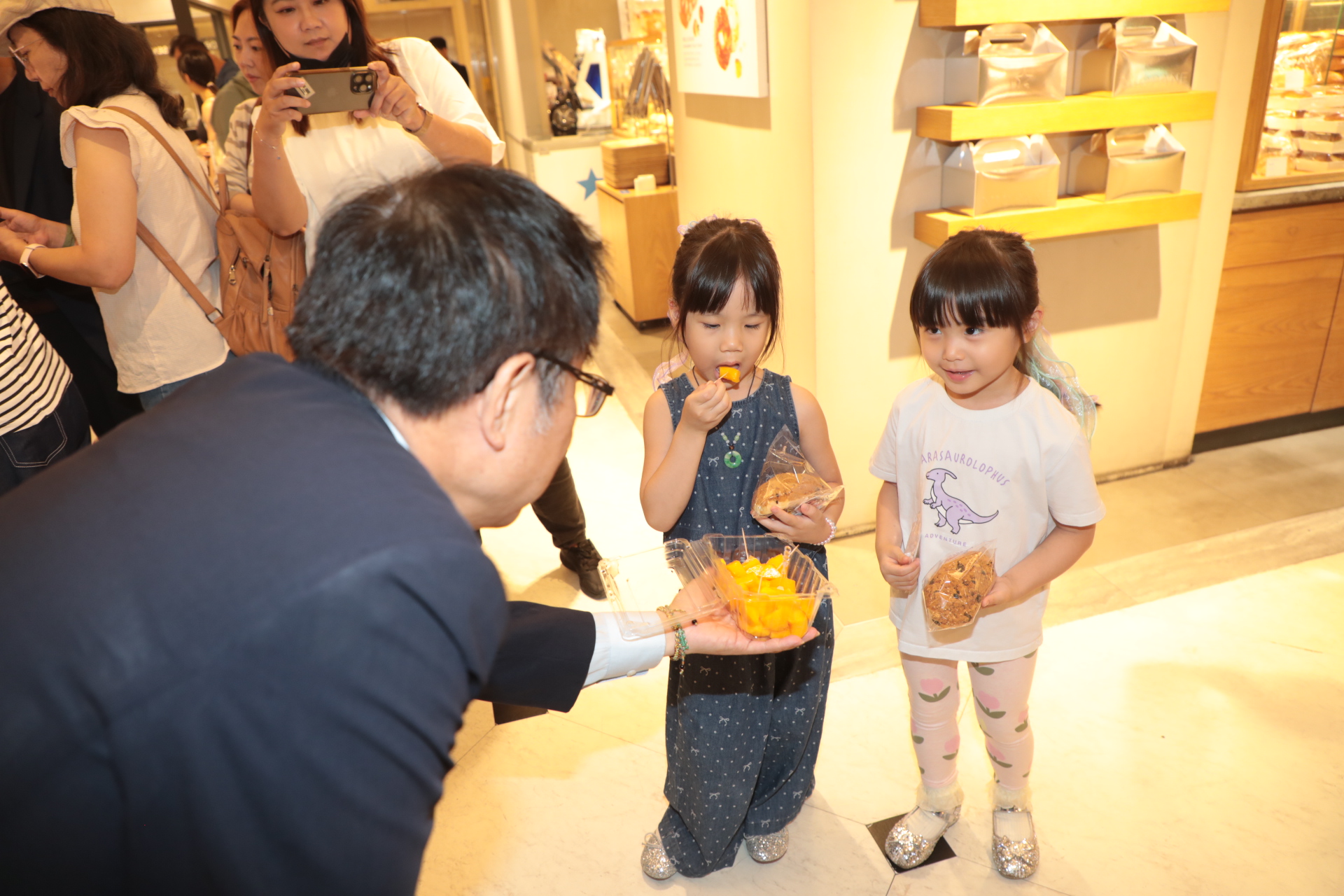 玉井頂級愛文「香檳芒果」品牌登場 黃偉哲赴台中新光三越大力推廣