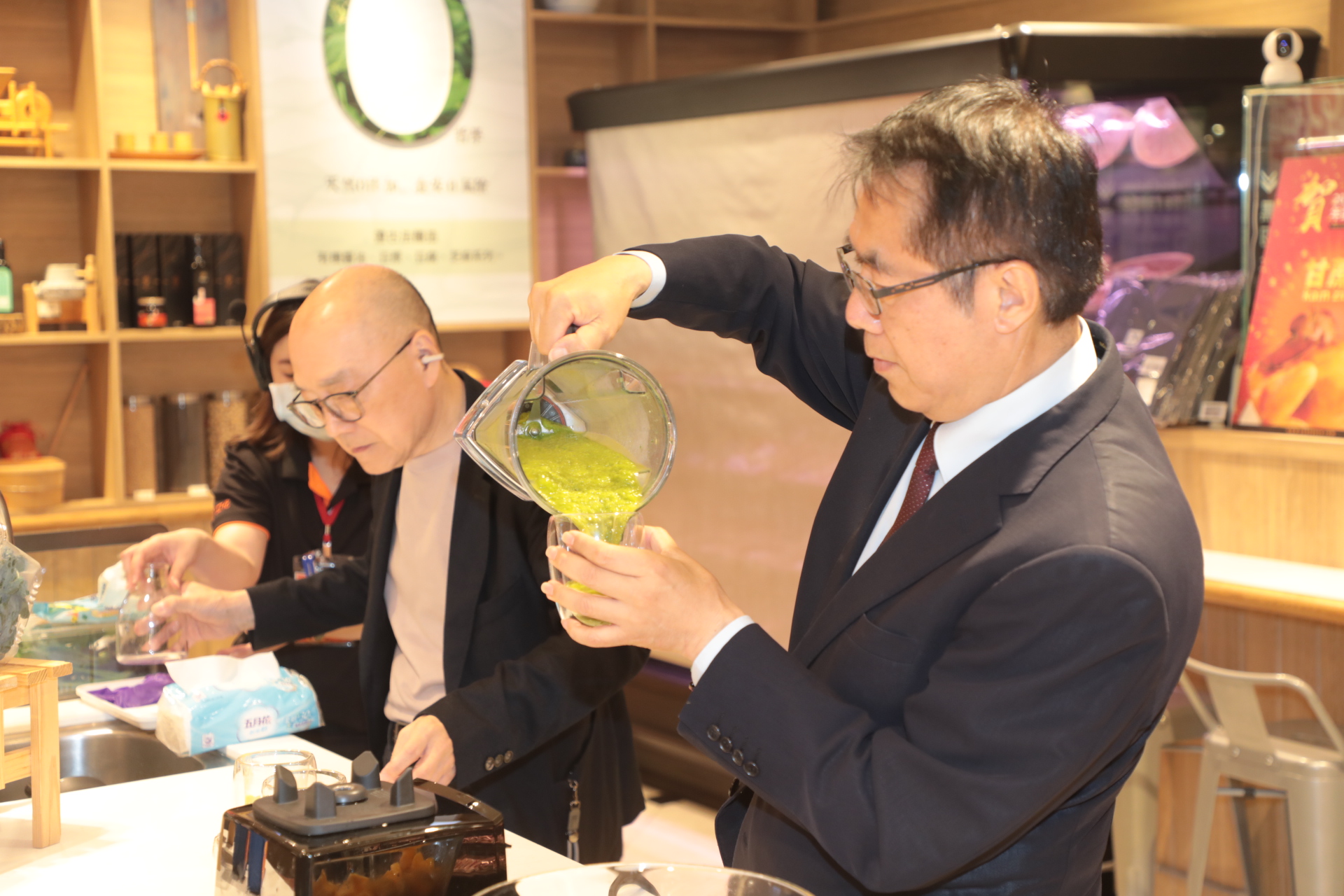 玉井頂級愛文「香檳芒果」品牌登場 黃偉哲赴台中新光三越大力推廣