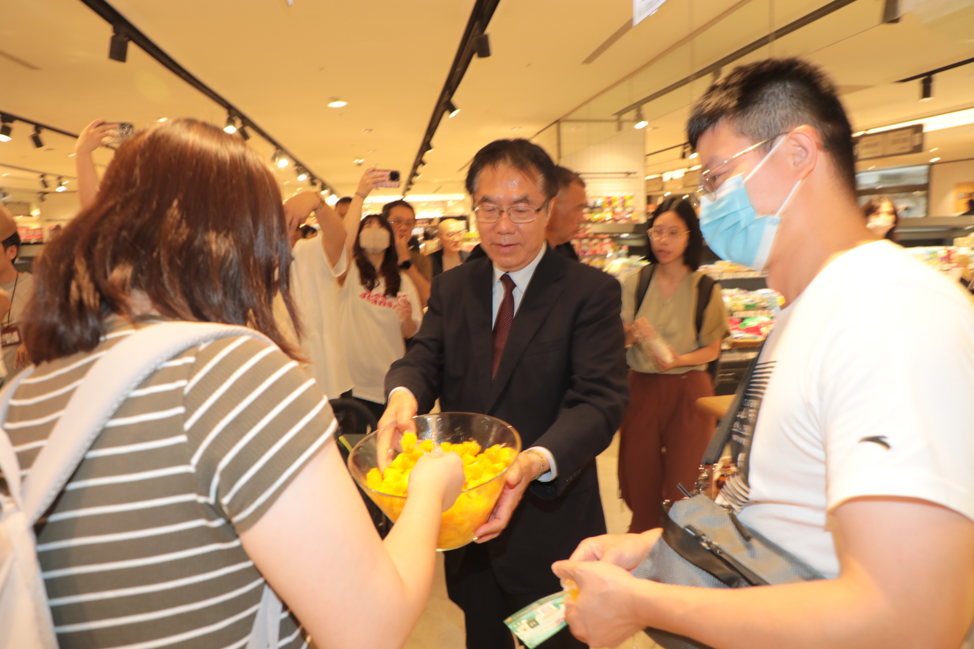 玉井頂級愛文「香檳芒果」品牌登場 黃偉哲赴台中新光三越大力推廣