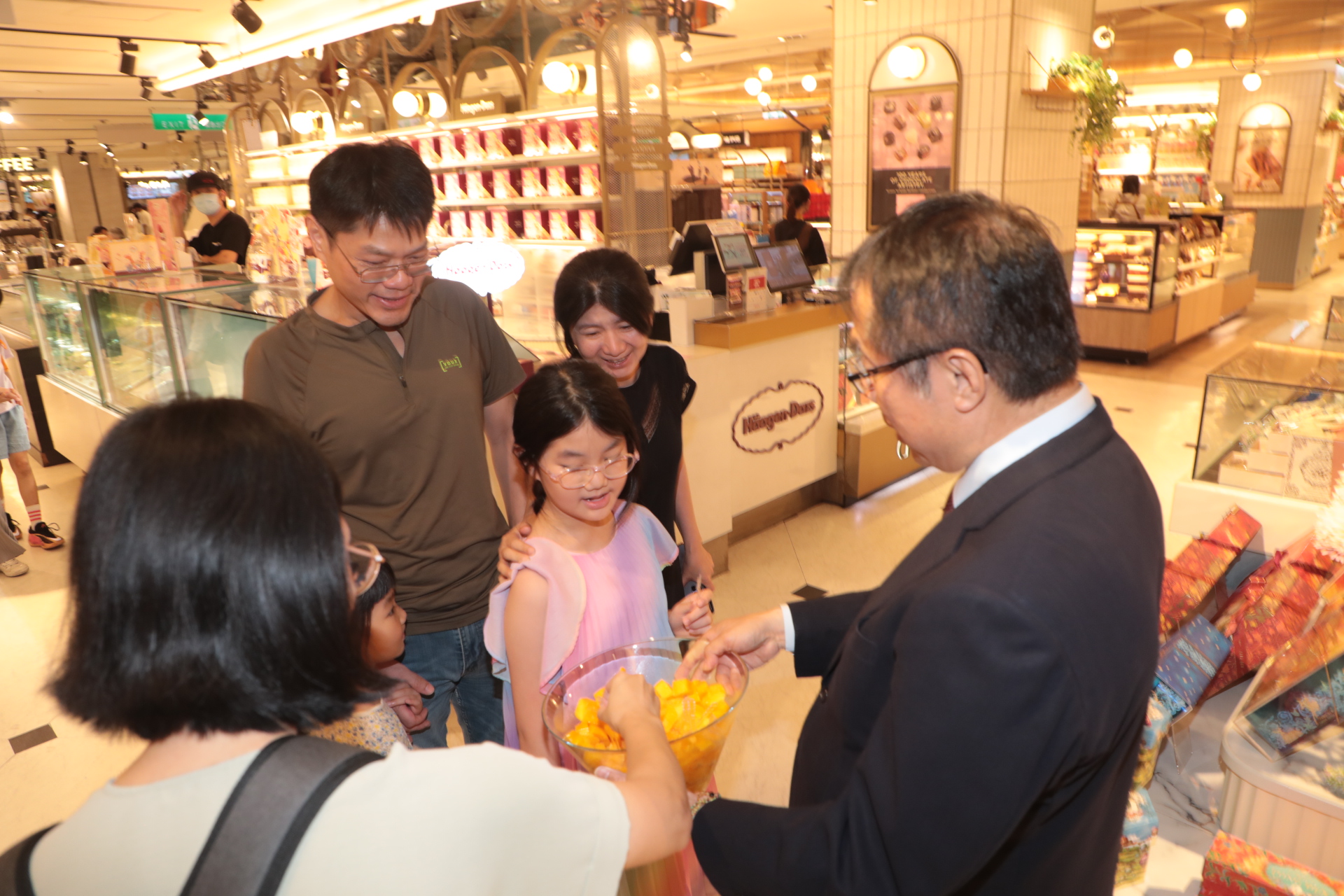 玉井頂級愛文「香檳芒果」品牌登場 黃偉哲赴台中新光三越大力推廣