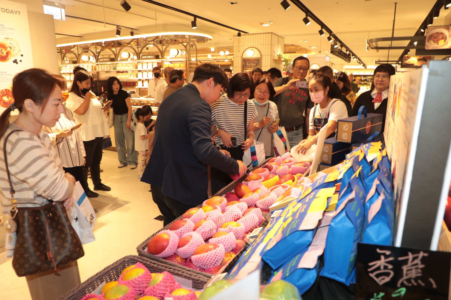 玉井頂級愛文「香檳芒果」品牌登場 黃偉哲赴台中新光三越大力推廣