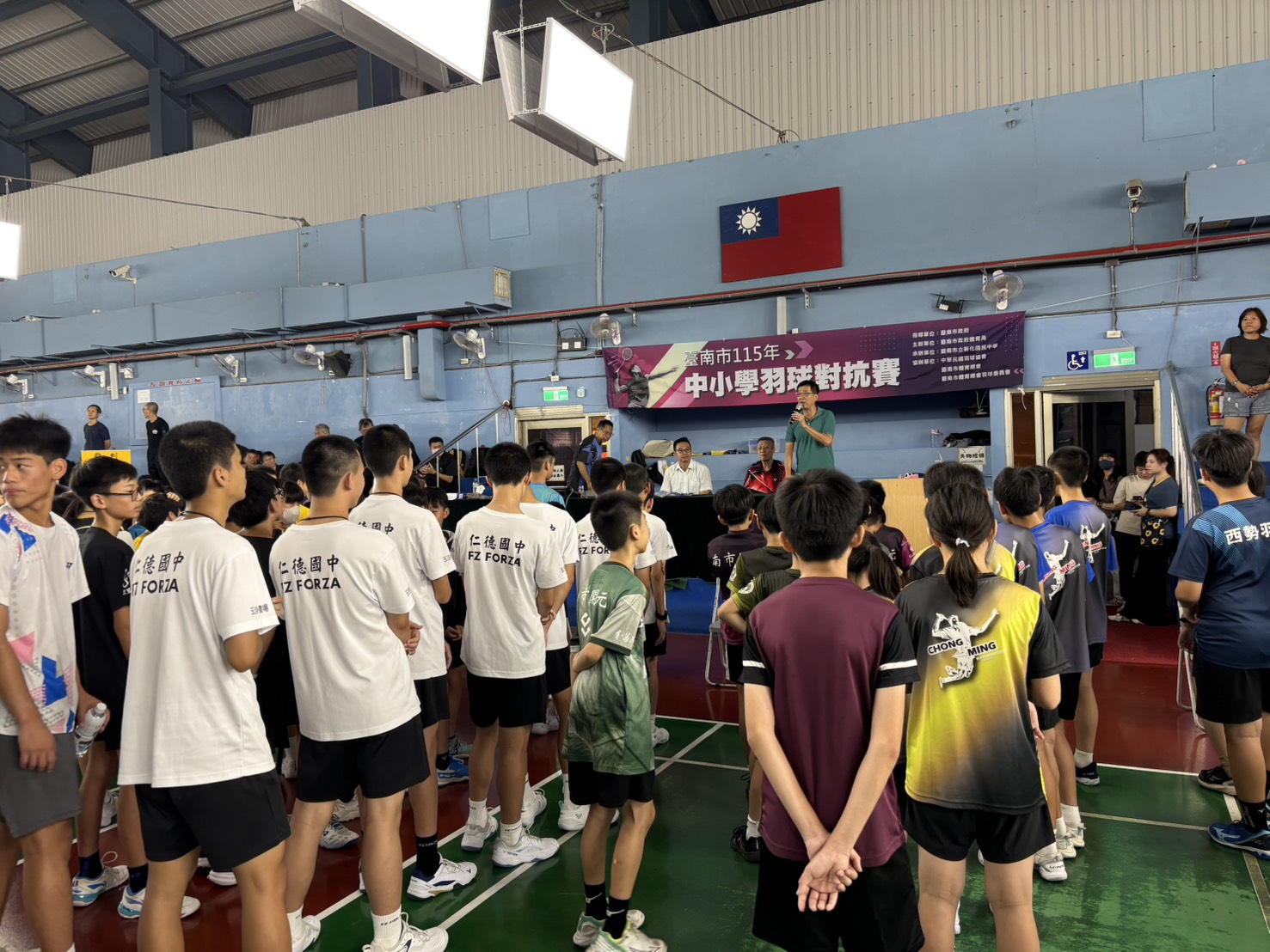 台南市中小學羽球對抗賽舉行 羽壇好手競技展現團隊默契