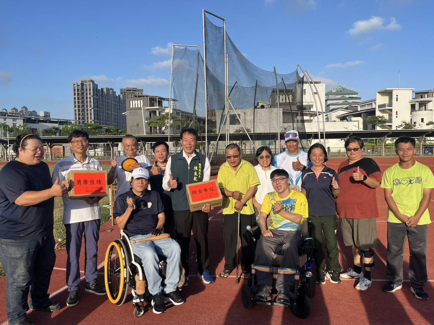 台南市體育局長慰勞全障運田徑選手，金城國中操場表達肯定