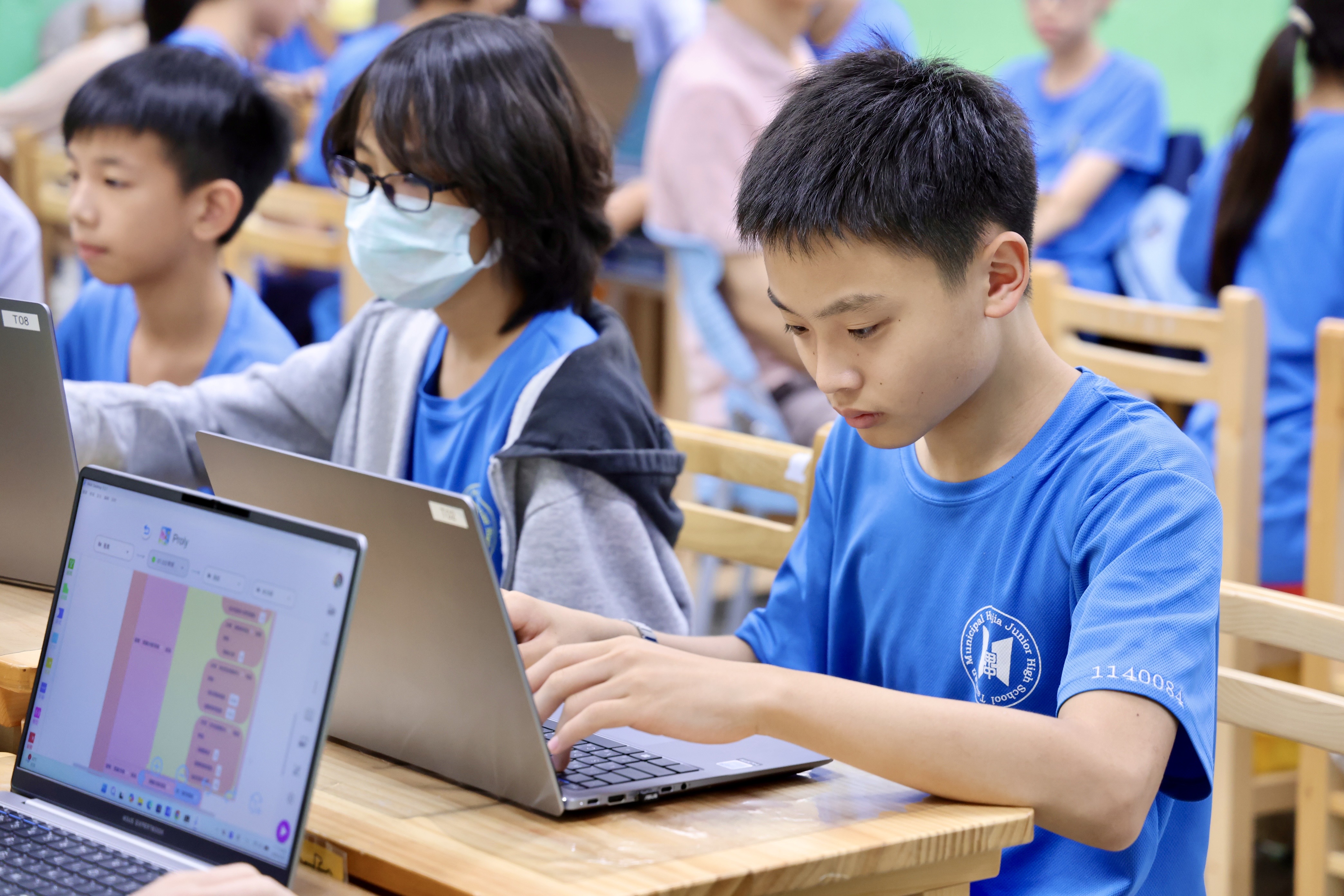 全國首批AI筆電進校園！黃偉哲加碼投入2.7億打造AI教育新世代