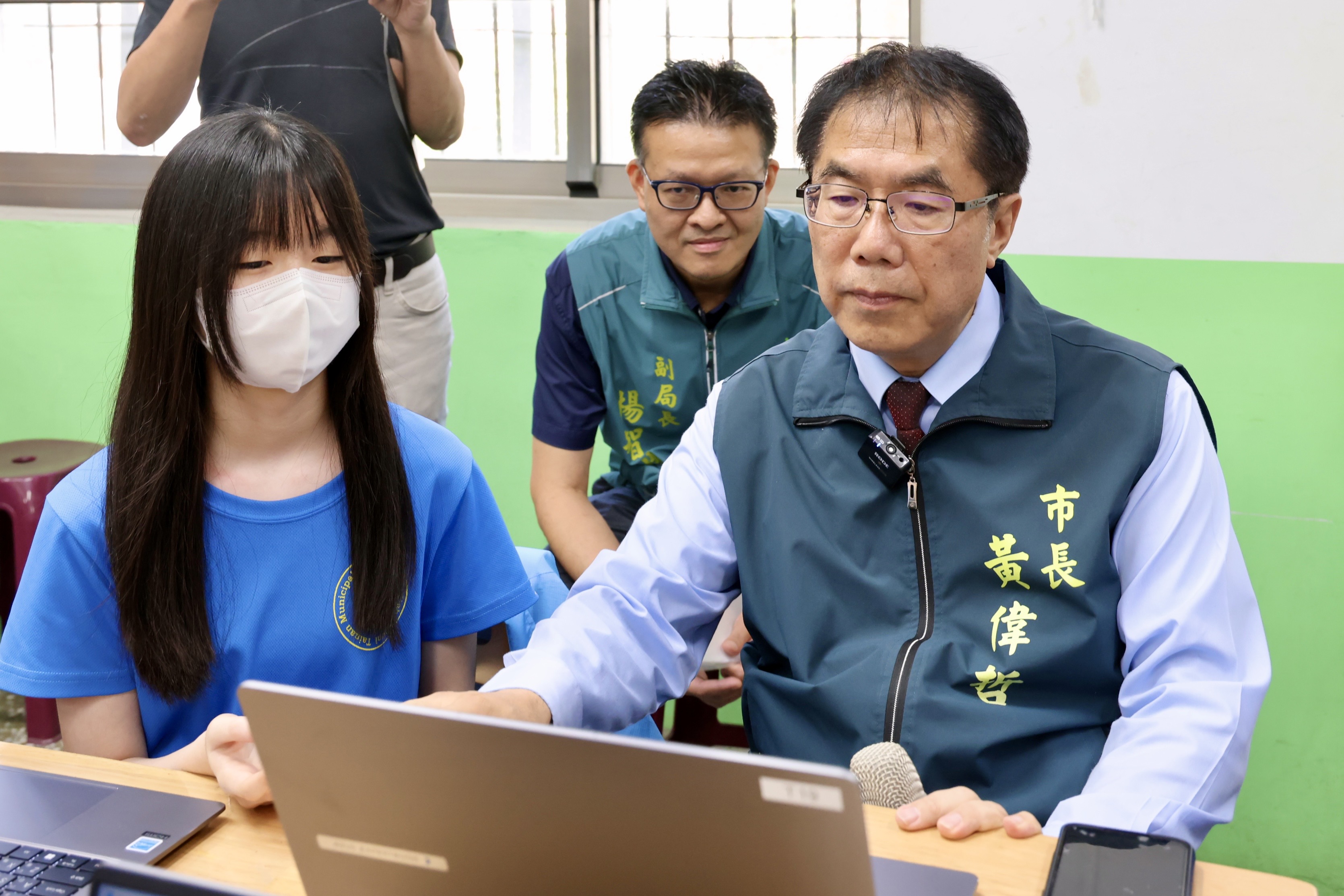 全國首批AI筆電進校園！黃偉哲加碼投入2.7億打造AI教育新世代