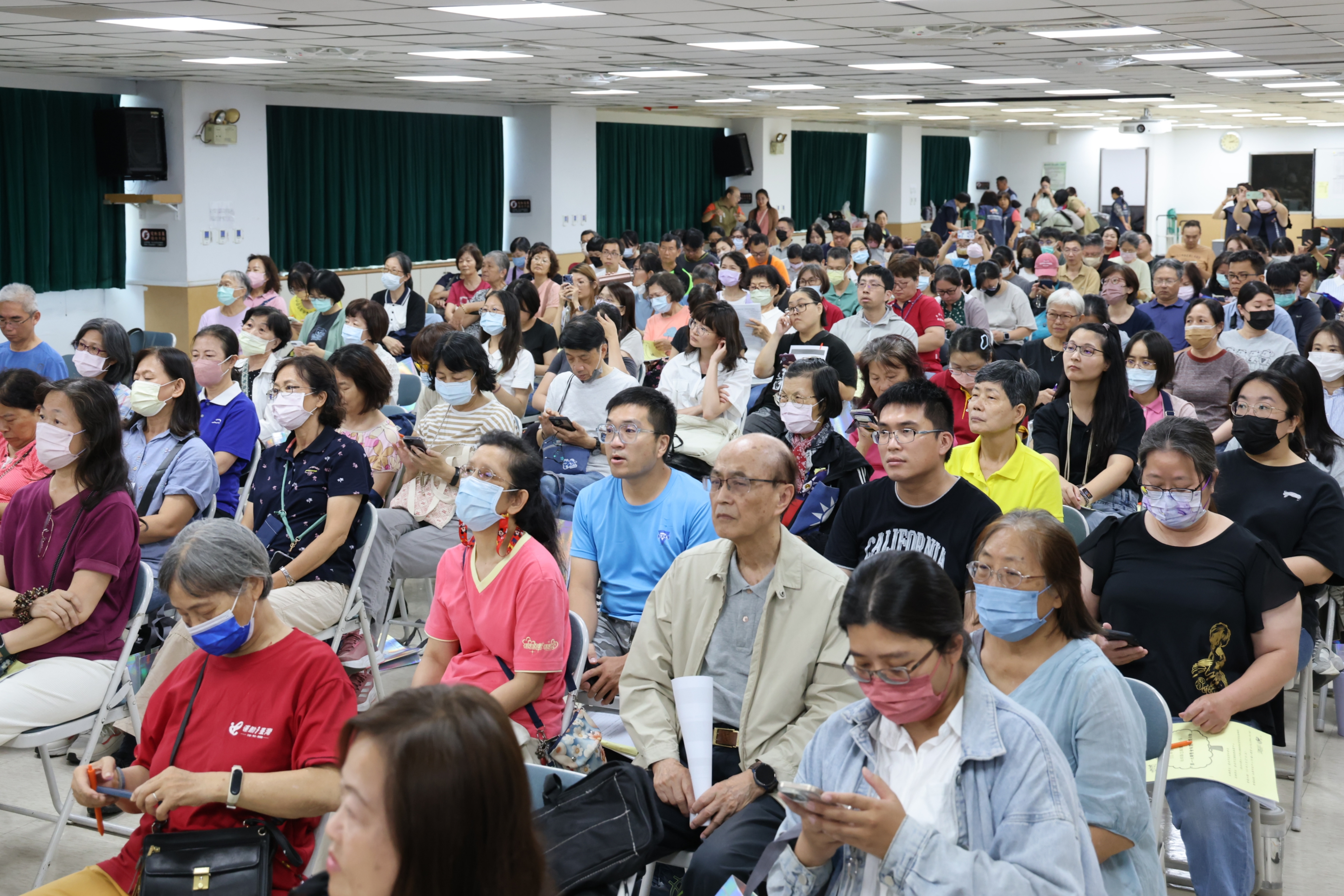 黃偉哲表揚社福金質徽章獎志工 肯定無私奉獻打造溫暖台南
