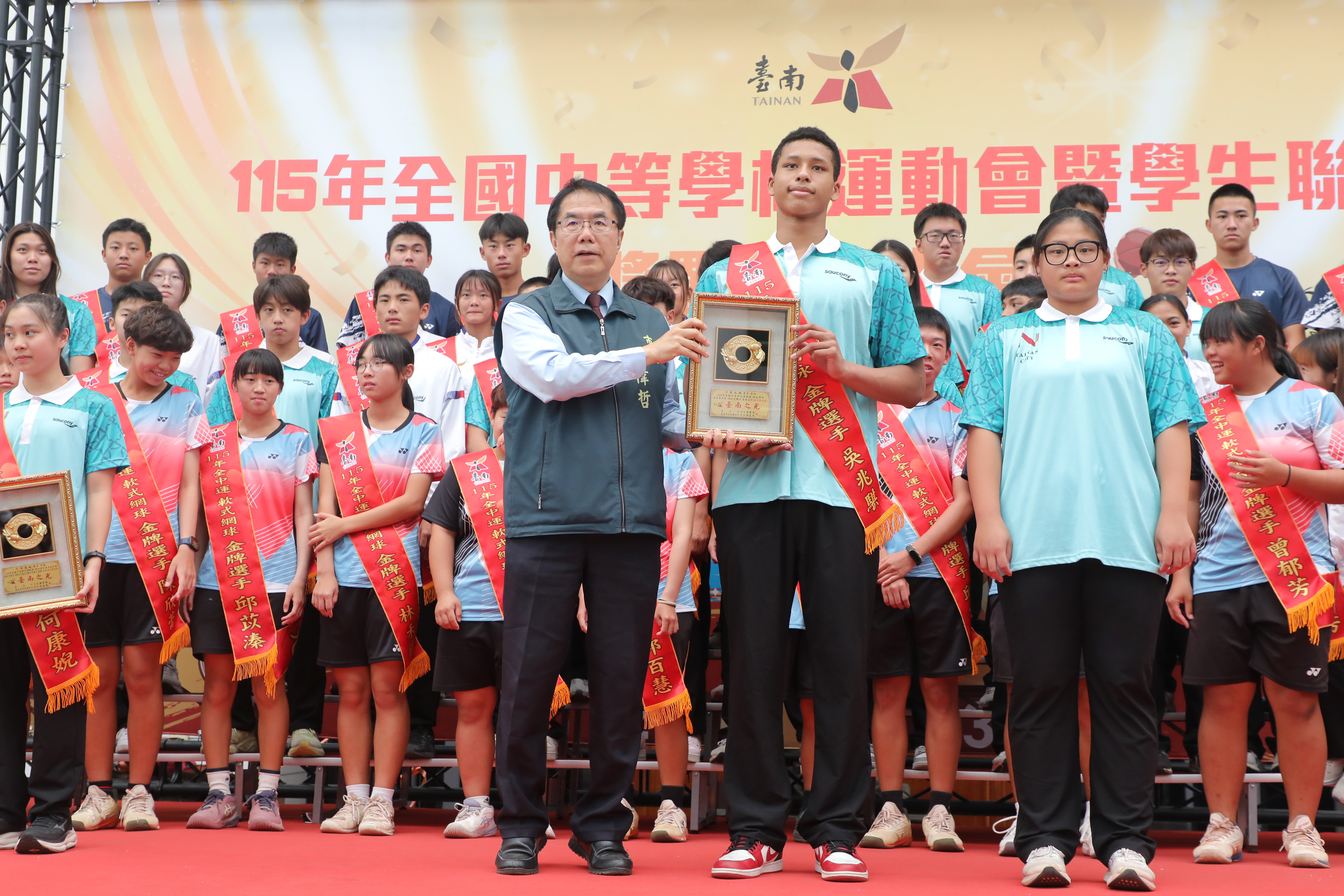 南市全中運勇奪120面獎牌、學生運動聯賽再創佳績 黃偉哲為選手喝采